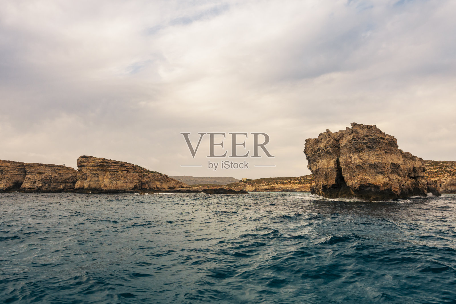 马耳他科米诺岛的悬崖照片摄影图片