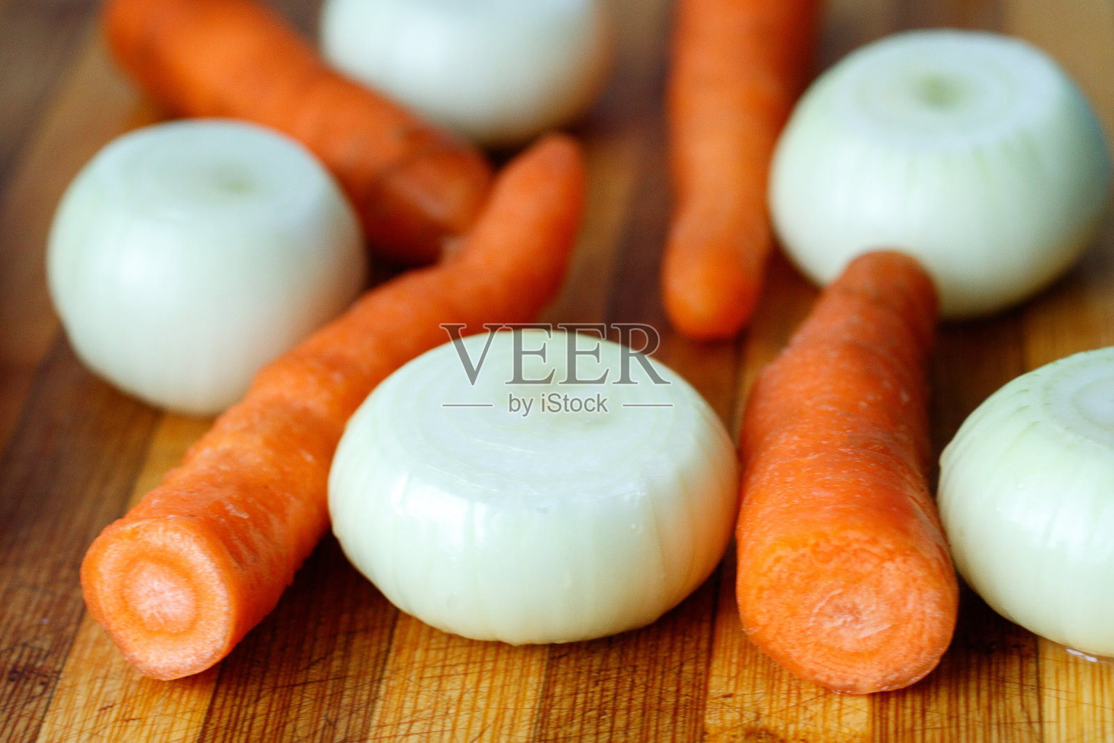 把洋葱和胡萝卜洗干净，不要切成片，它们是多汁鲜亮的蔬菜照片摄影图片