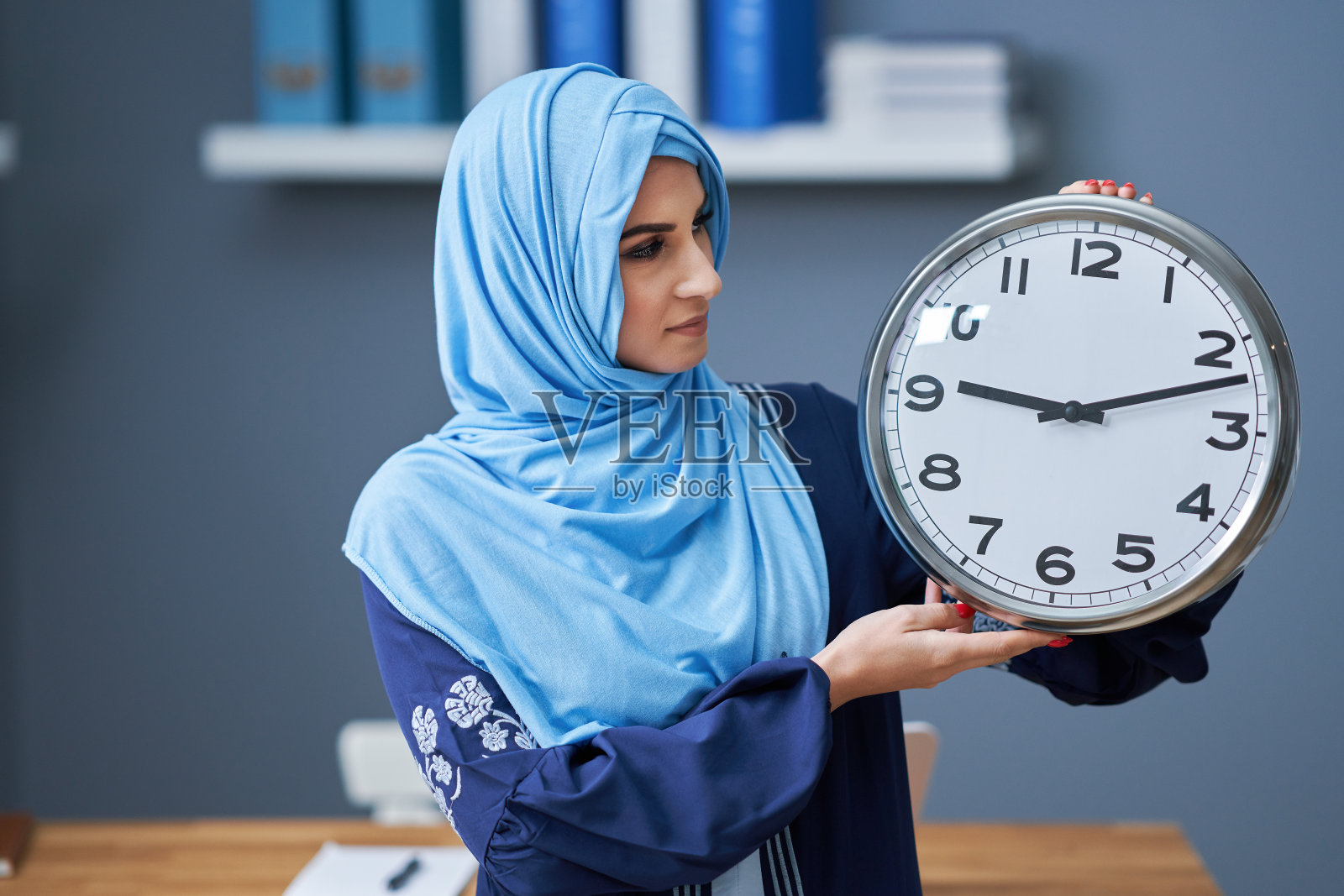 穆斯林女学生在家学习照片摄影图片