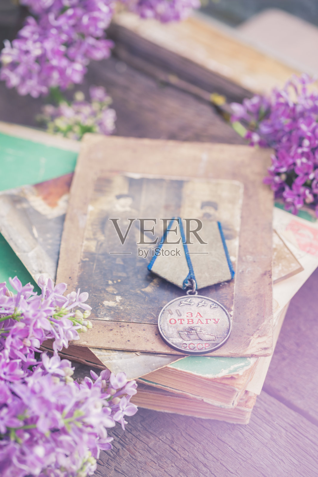 写有俄语“勇敢”字样的传统奖章，在旧书上，5月9日胜利日概念，选择性聚焦照片摄影图片