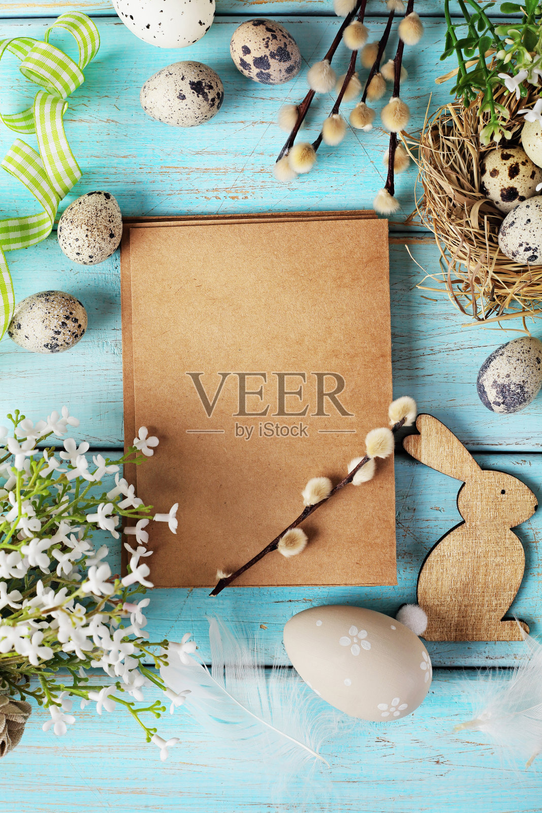 贺卡上有五颜六色的复活节彩蛋和春天的鲜花照片摄影图片