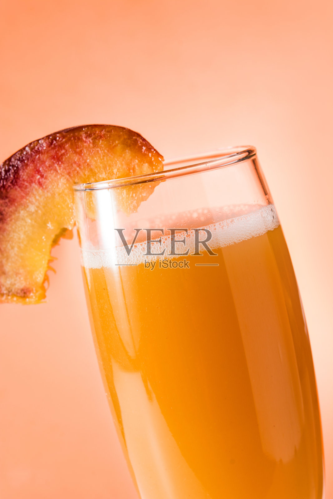 贝里尼香槟鸡尾酒照片摄影图片