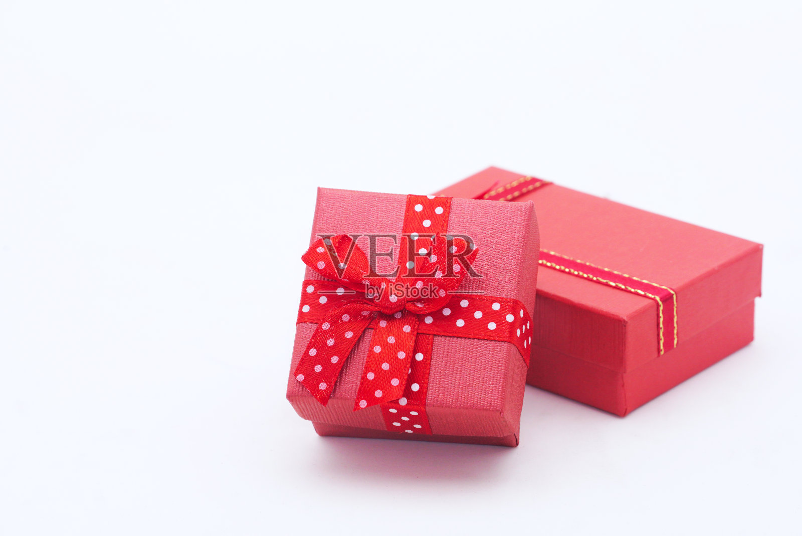 两个白色背景的红色礼品盒。照片摄影图片