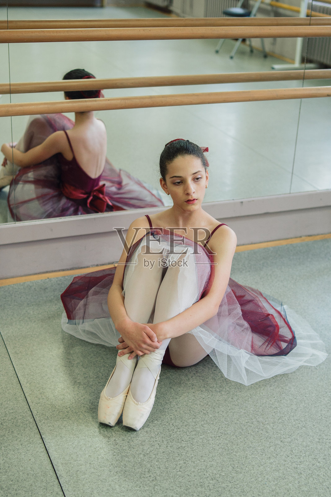 年轻自信的芭蕾舞演员照片摄影图片
