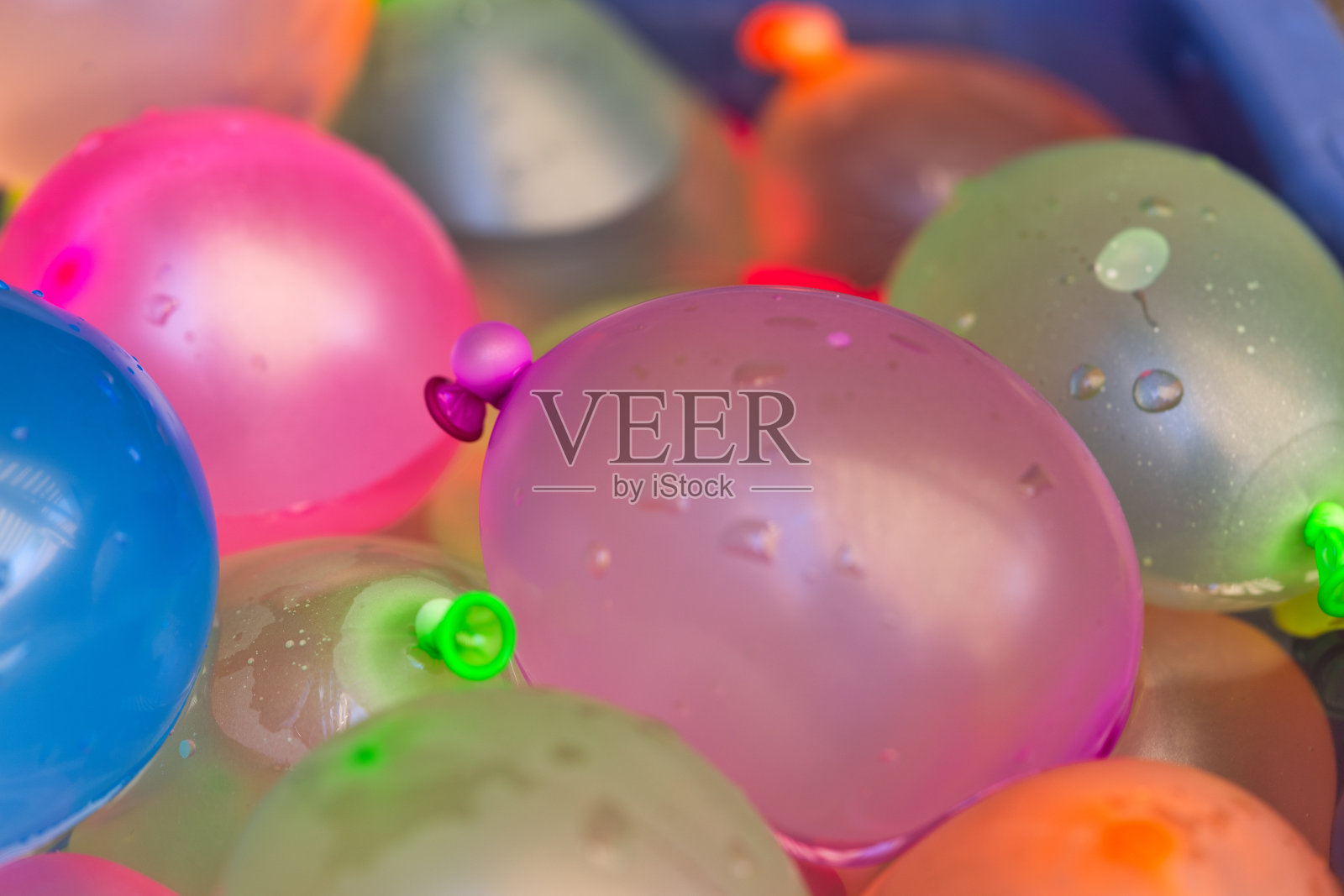特写的彩色水球充满了水在夏天的一天。照片摄影图片
