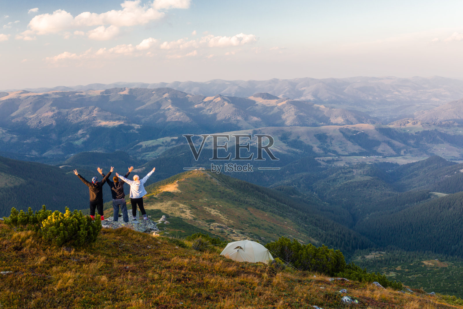 朋友们在山上举起手来照片摄影图片