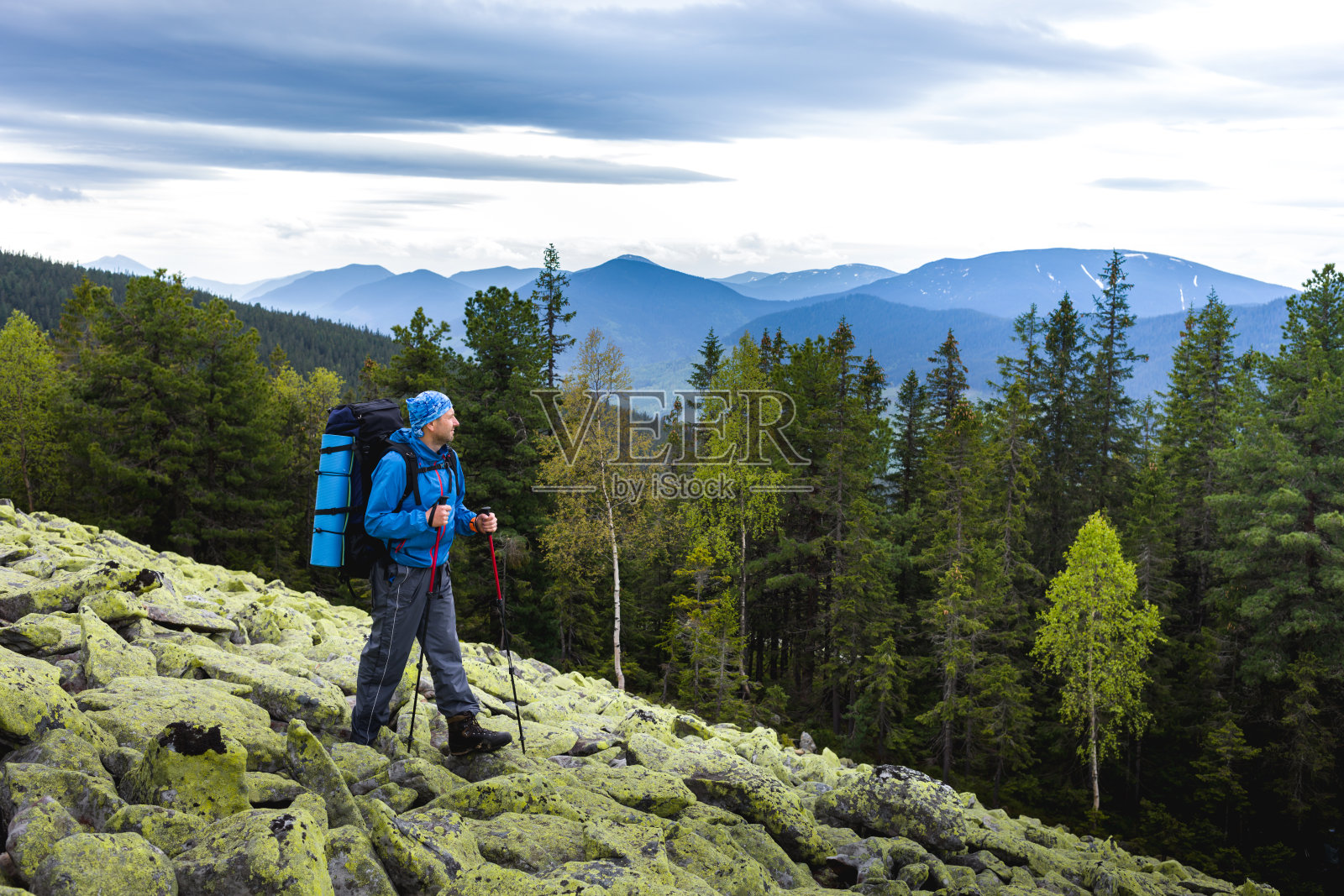 一个背包客面对着壮丽的风景照片摄影图片