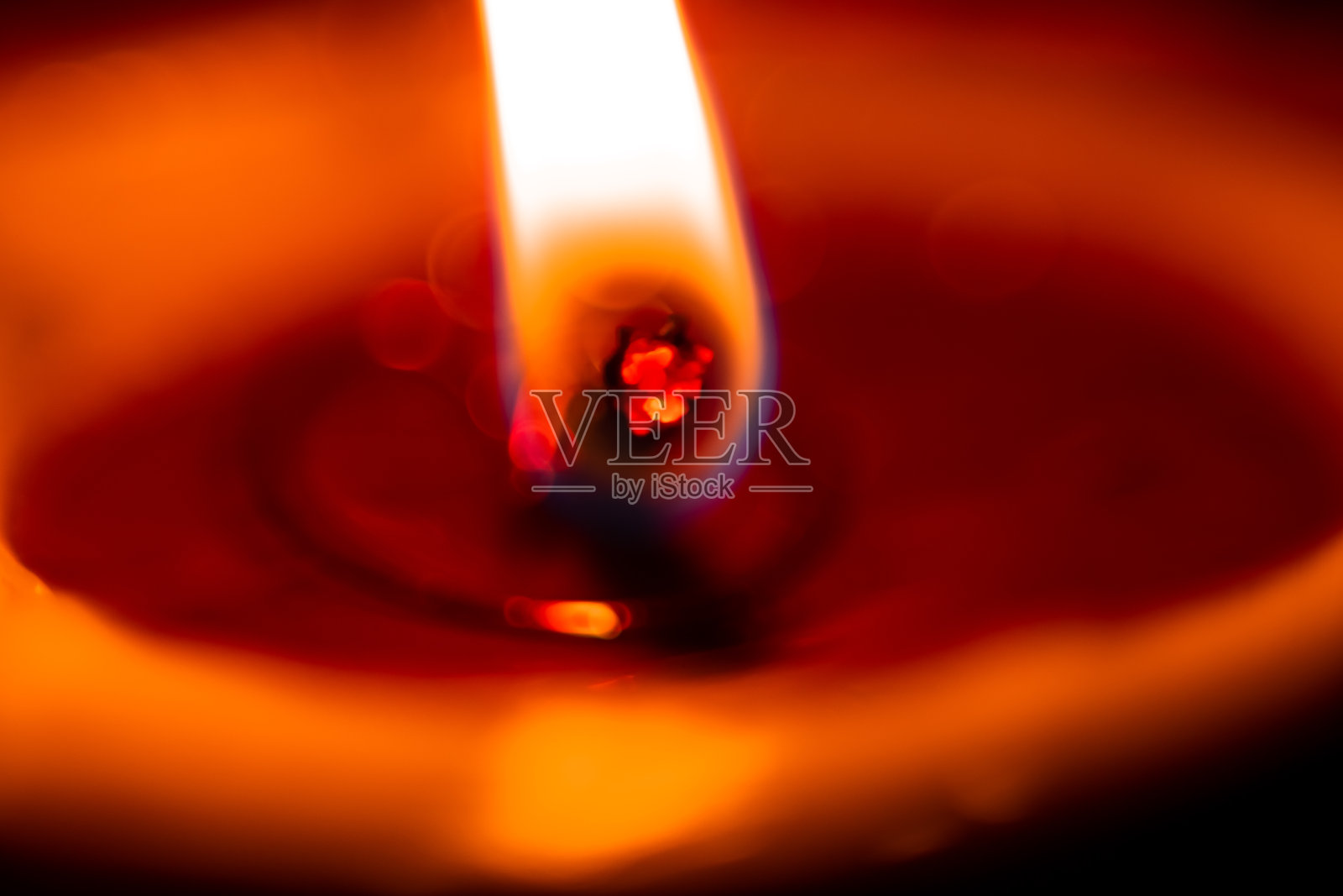 黄油灯/蜡烛/排灯节/在黑暗中燃烧。一盏黄油灯在黑暗中发光。有选择性的重点照片摄影图片