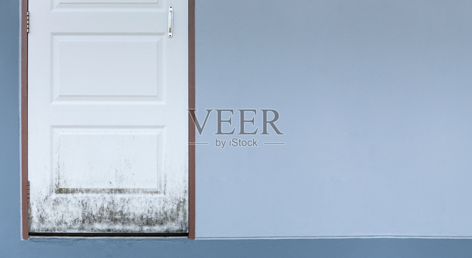 白色木门在雨季有黑色霉菌或真菌的效果照片摄影图片