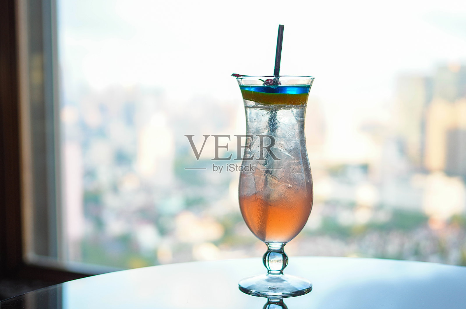 色彩缤纷的鸡尾酒装饰红樱桃靠近窗户的城市景观背景照片摄影图片