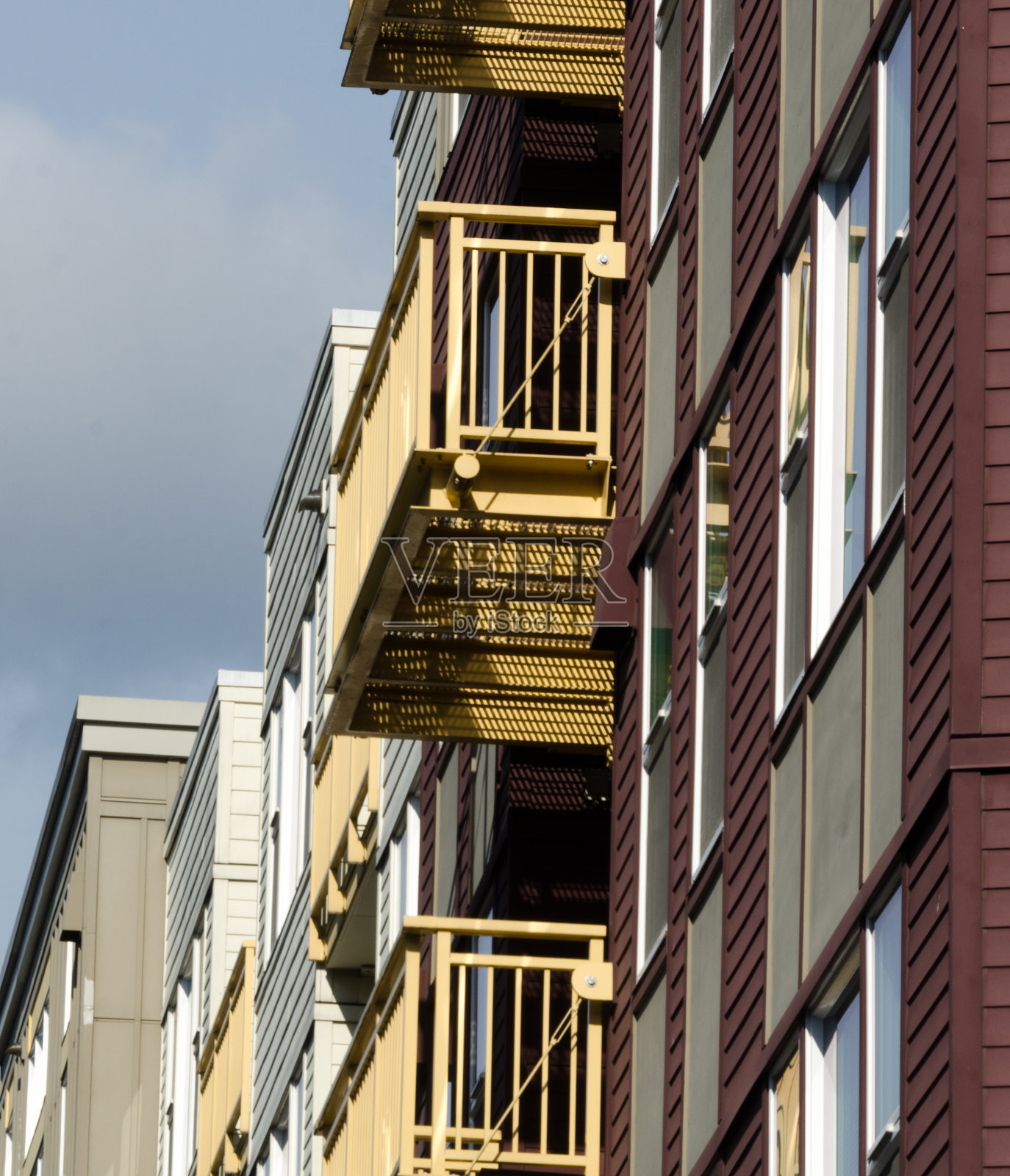 位于雷德蒙德镇中心的公寓大楼的墙壁被低低的太阳照得格外显眼。照片摄影图片