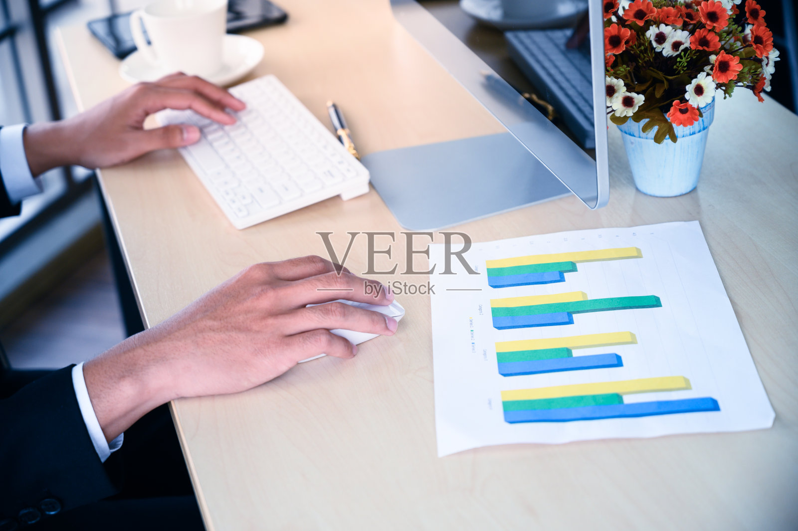 商人在办公室拿着图表纸照片摄影图片