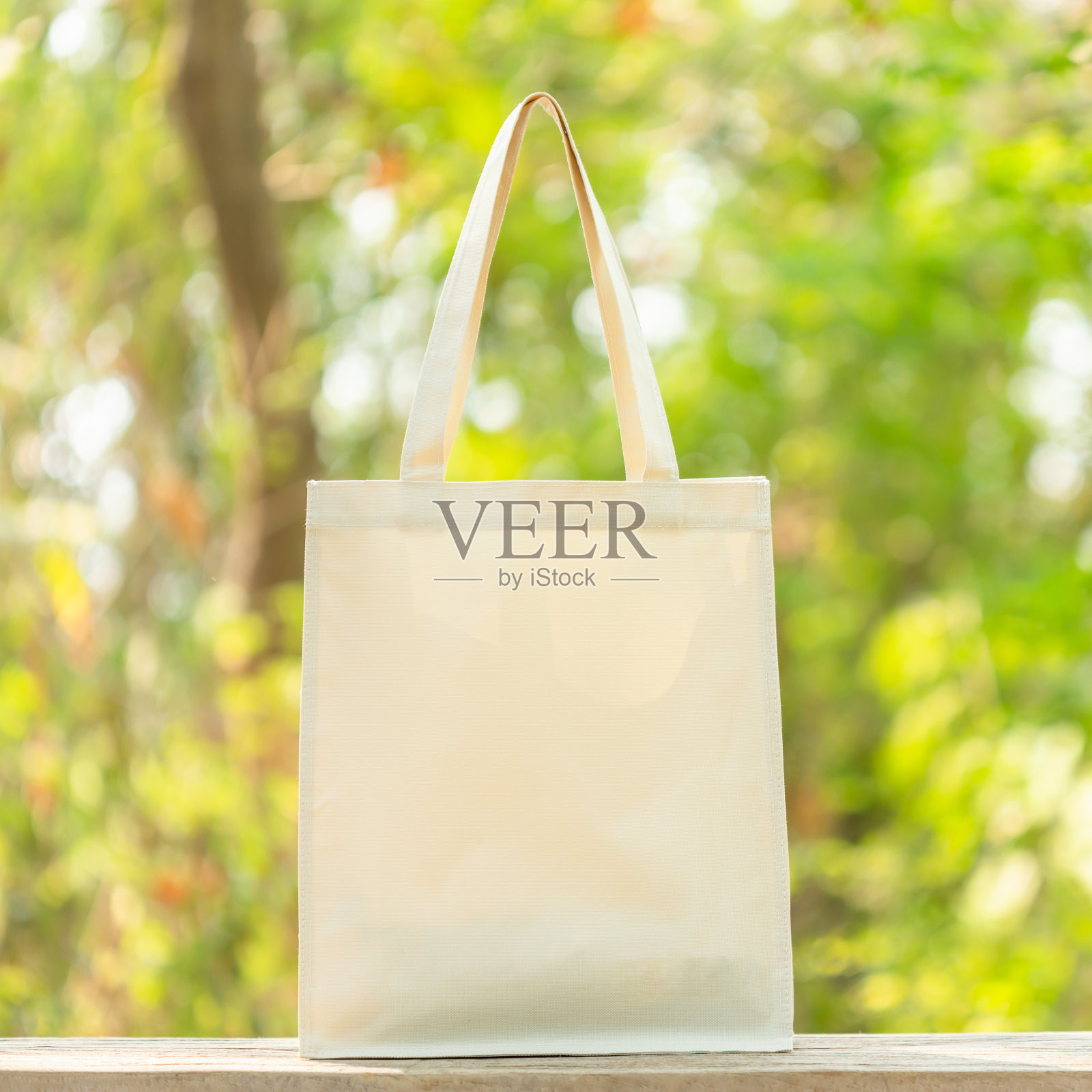 放在木桌上的白色棉布袋，可用于文字或广告，棉布袋可代替塑料袋用于绿色环保购物照片摄影图片