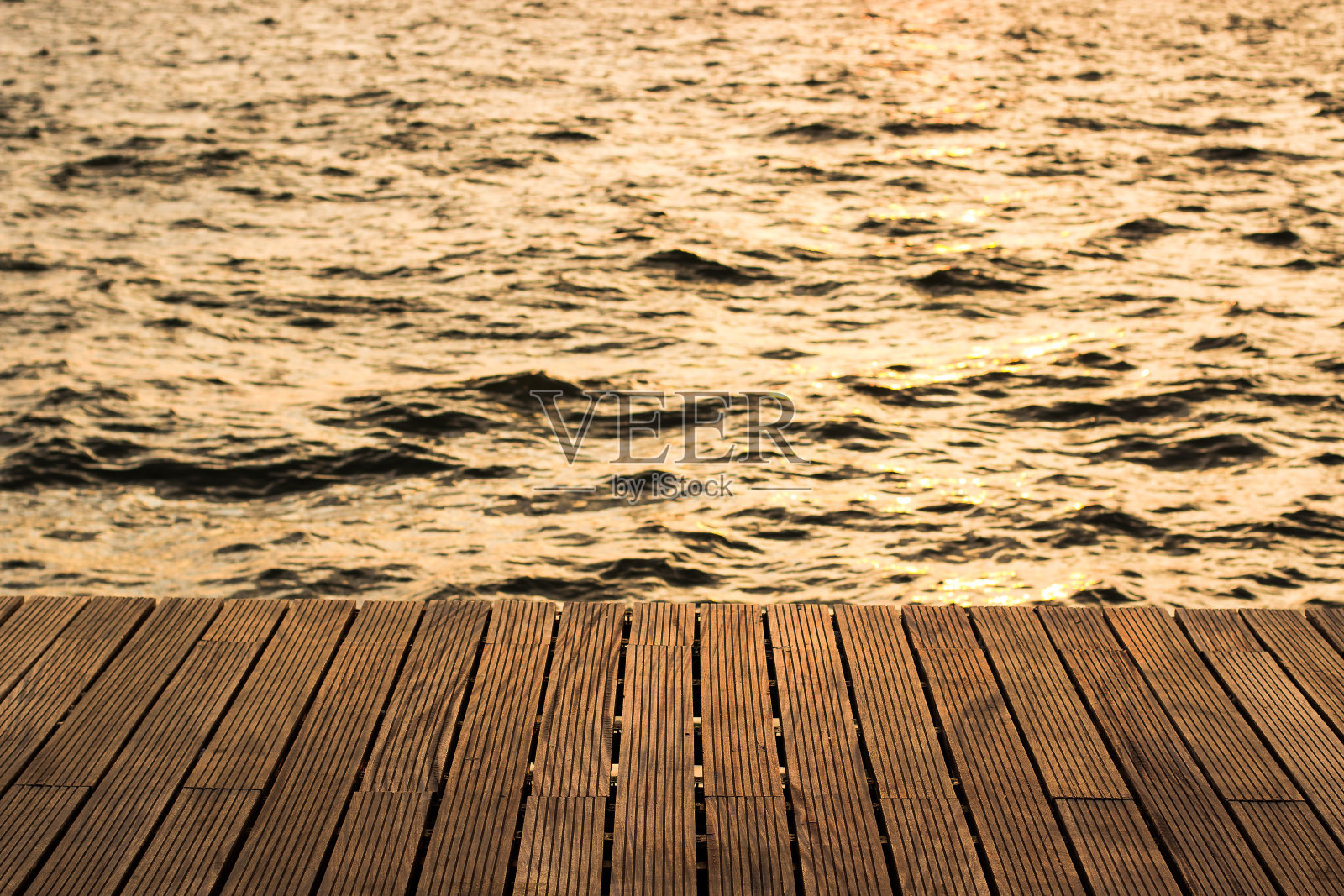 田园诗般的墙纸图案木质甲板滨水地板背景材料纹理表面和大海与小波浪户外景观在黄橙色的傍晚日落时间照片摄影图片