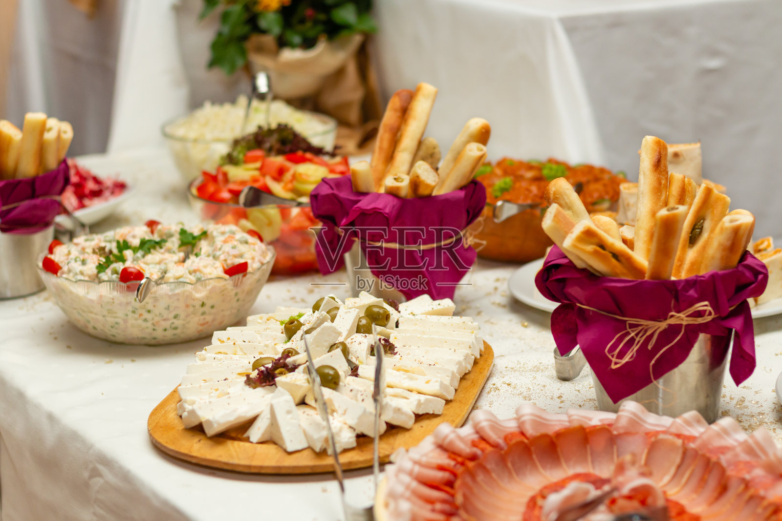 餐饮自助餐桌上有冷食。美味的开胃菜上桌，自备。照片摄影图片