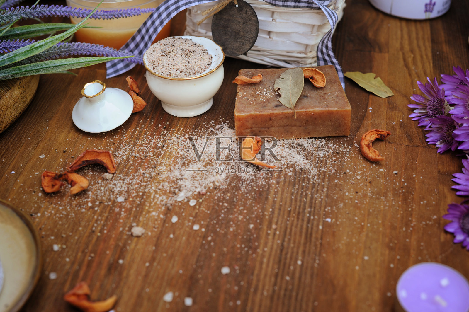 真实的背景与手工有机草药肥皂照片摄影图片
