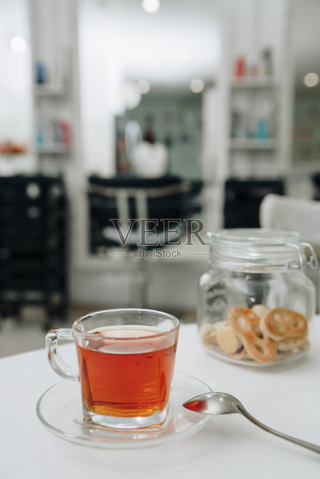 一杯装着饼干的茶照片摄影图片
