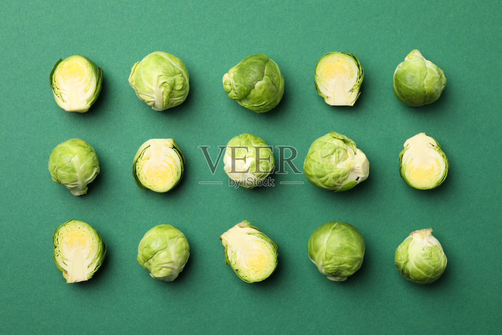 平躺着抱子芽在绿色的背景上，俯视图照片摄影图片