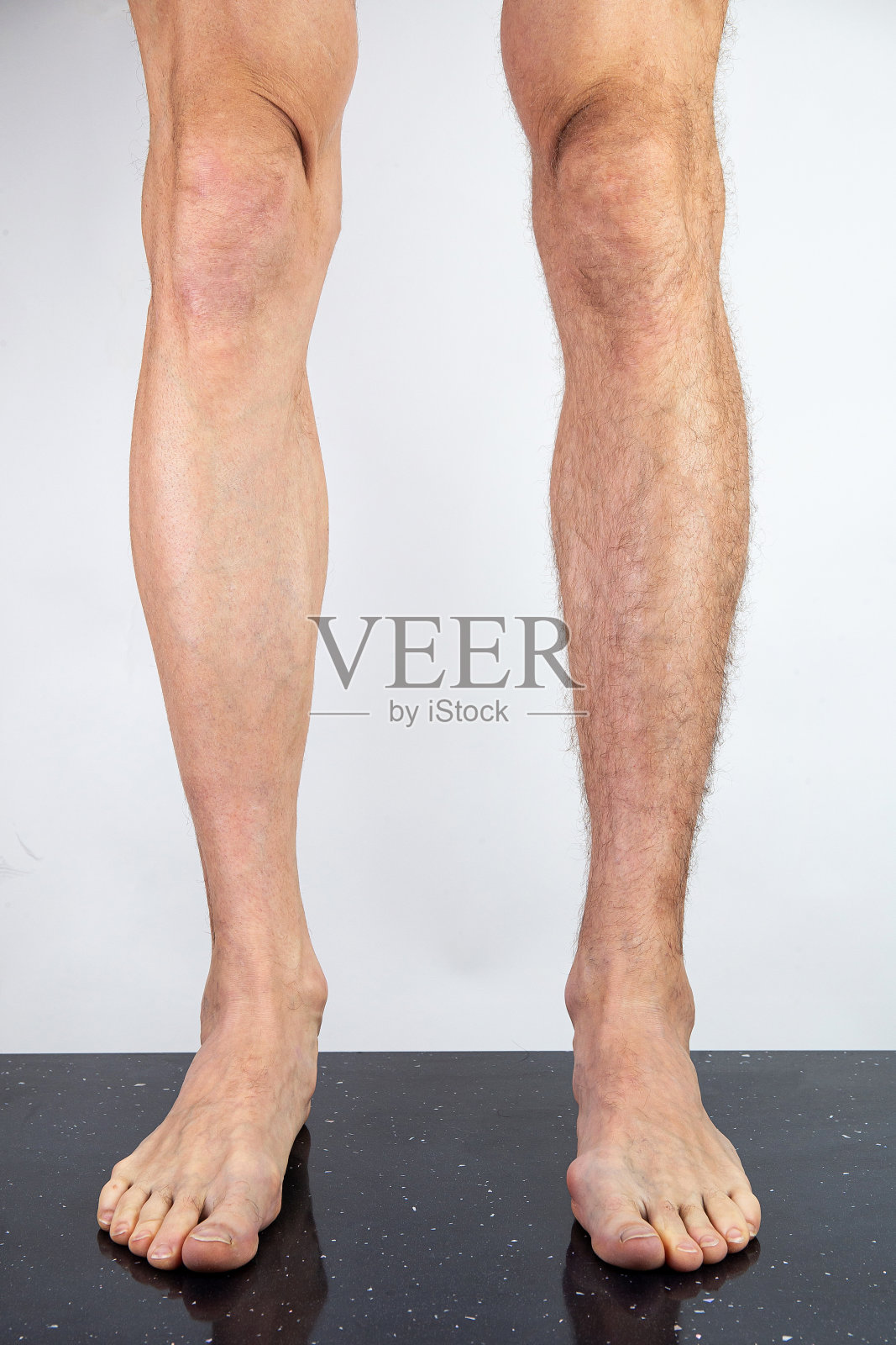 刮过毛和未刮毛的男人的腿照片摄影图片