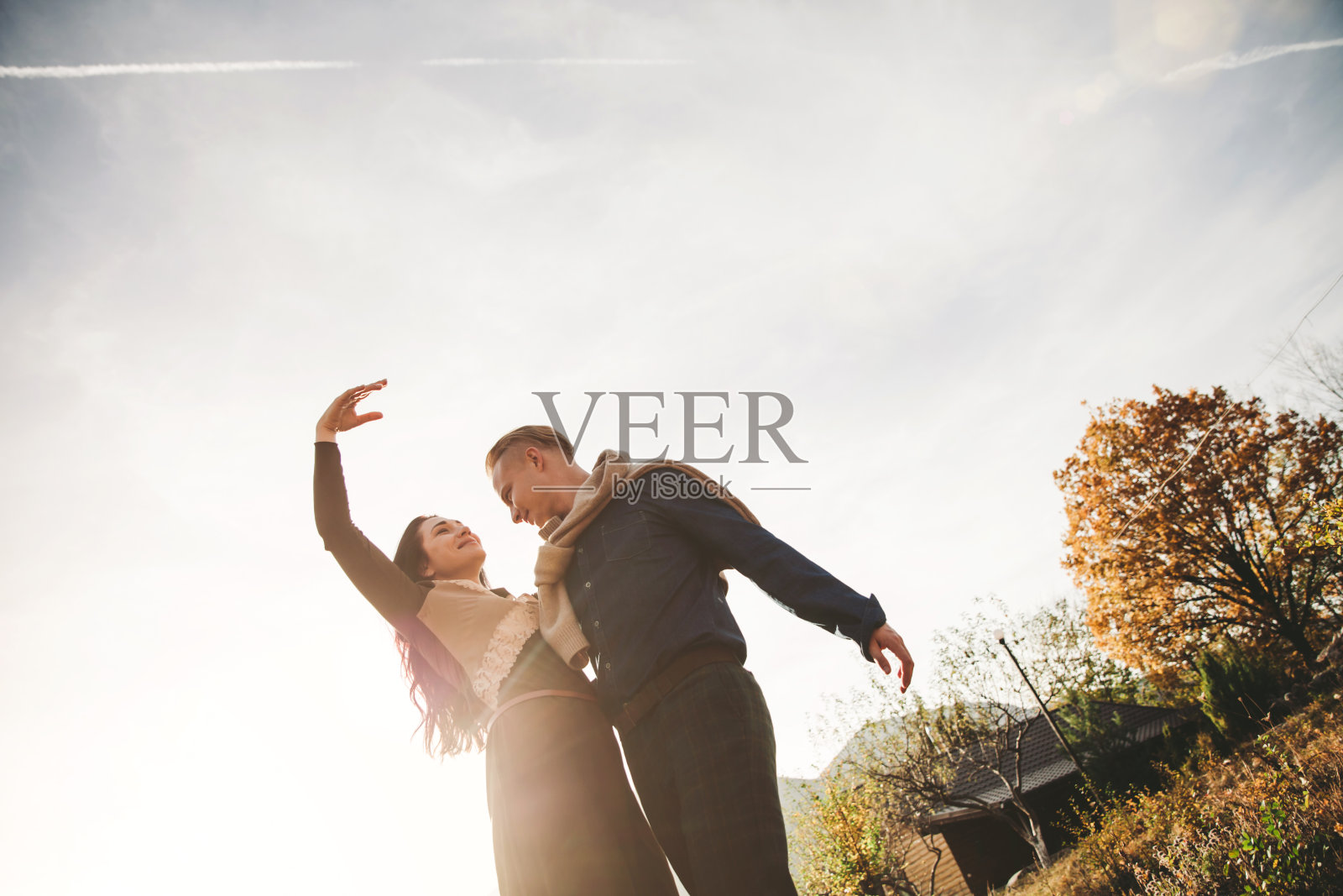 年轻夫妇在户外日落时分散步。照片摄影图片