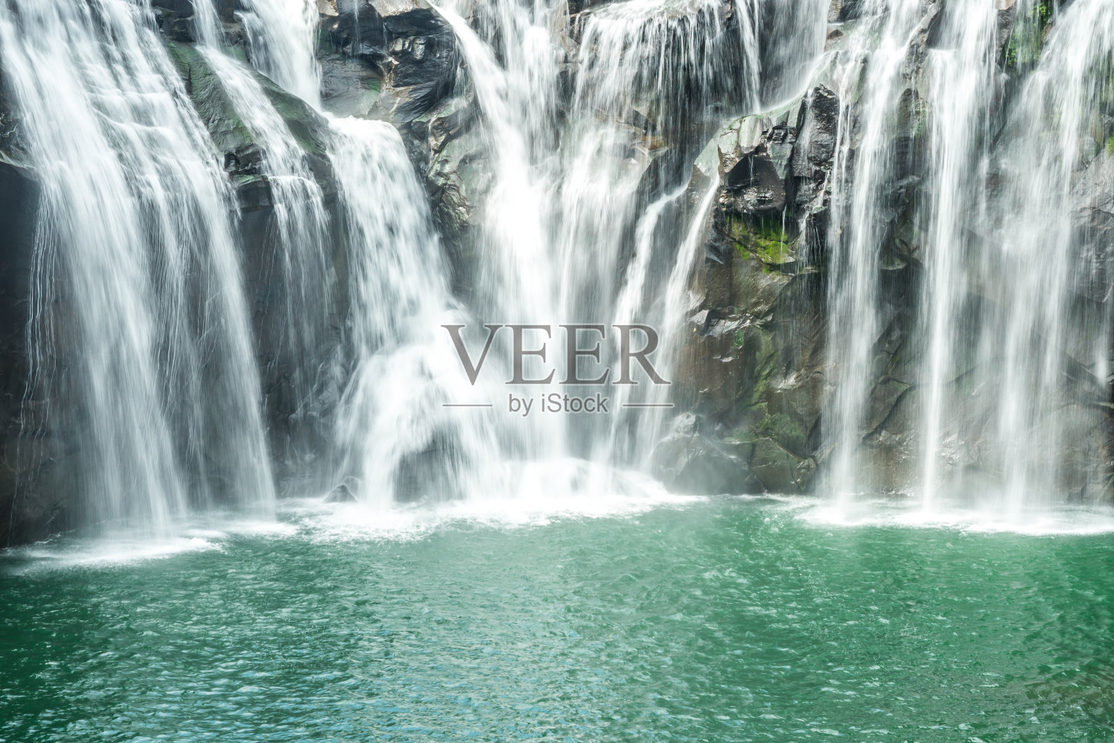 十分瀑布：中国台湾最大的帘幕式瀑布照片摄影图片