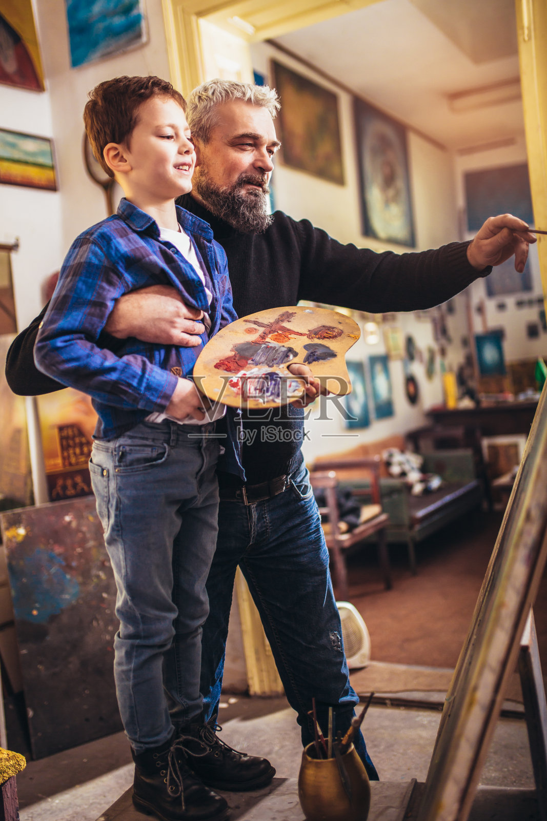 父子在艺术工作室一起工作和绘画照片摄影图片