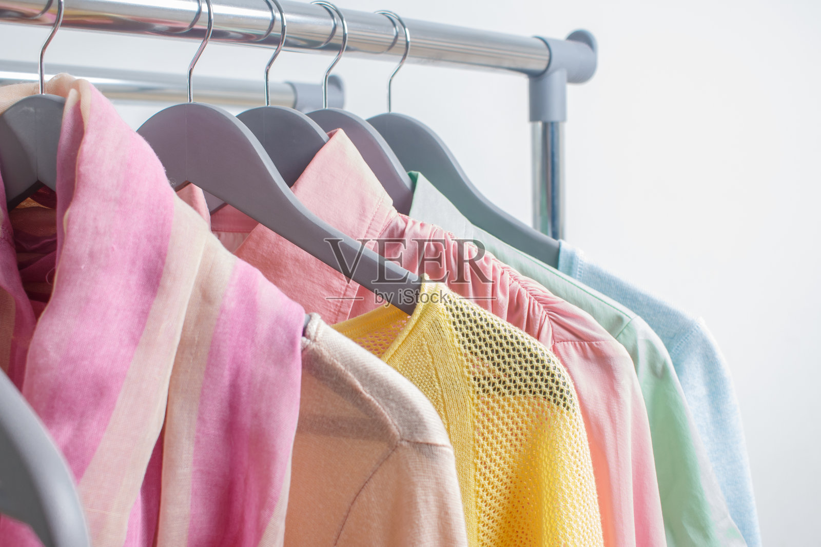 基本的女性衣服。春夏装。商店，销售，时尚概念。照片摄影图片