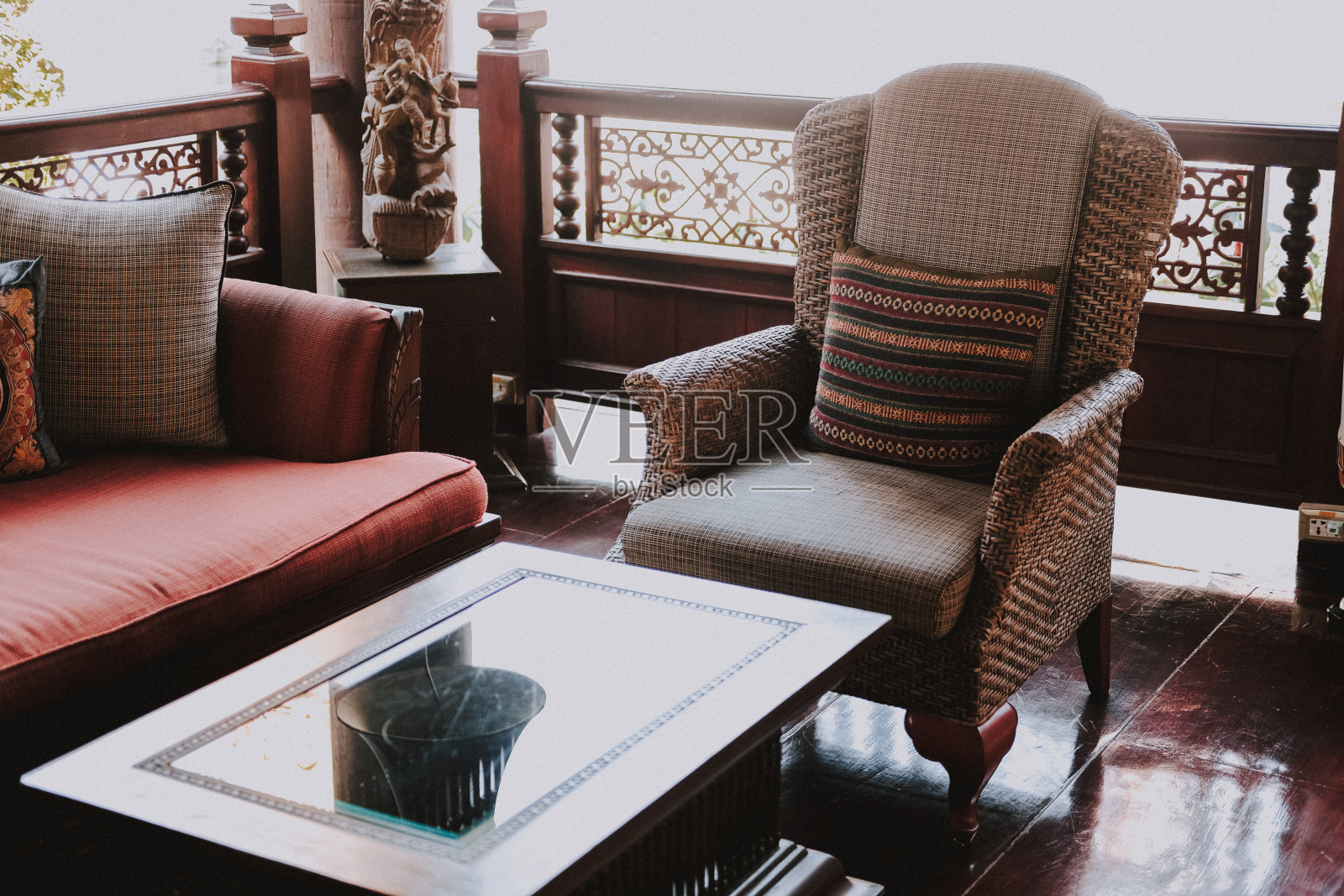 客厅沙发沙发上的枕头。室内设计照片摄影图片