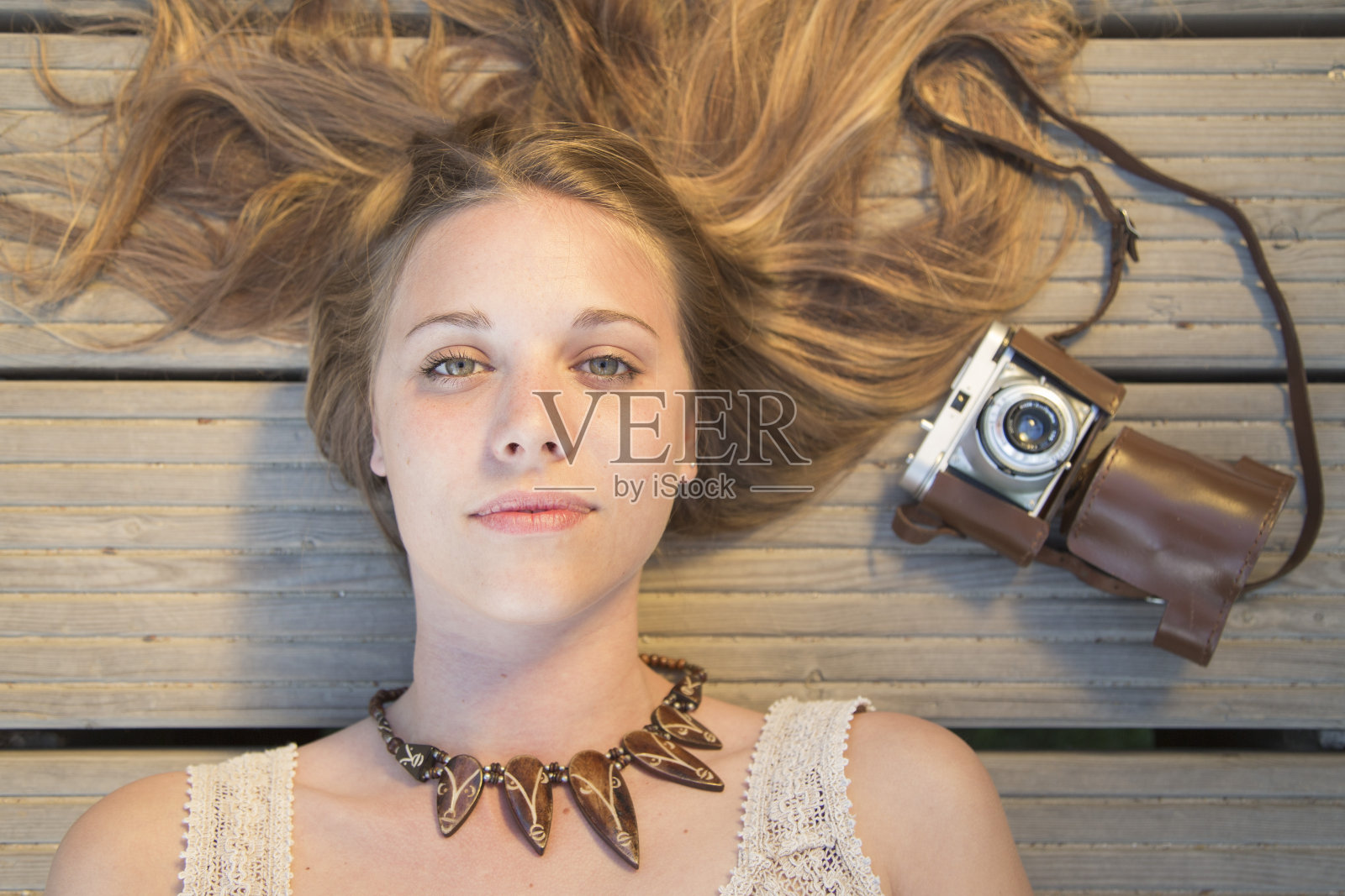 近距离的一个美丽的女人的户外肖像照片摄影图片