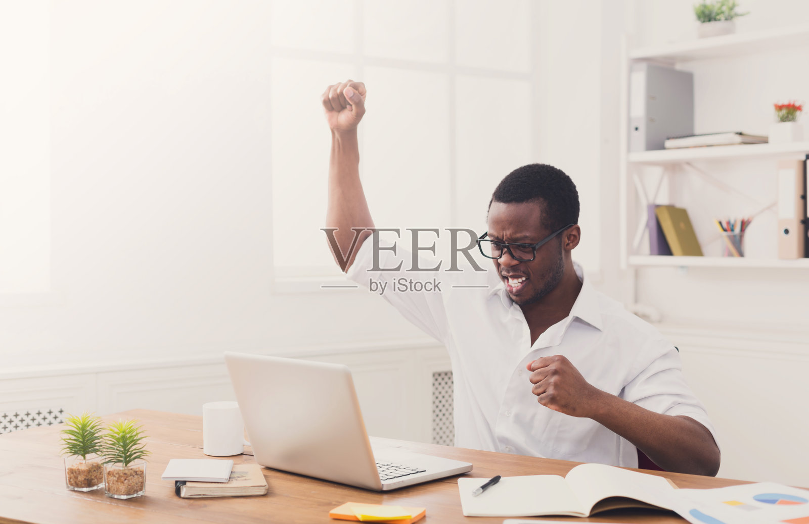 快乐的商人赢。赢家，黑人在办公室照片摄影图片