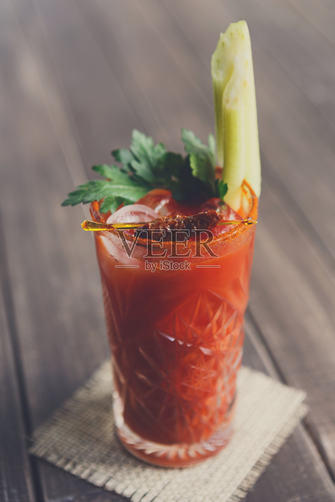 血腥玛丽鸡尾酒杯，酒精饮料照片摄影图片