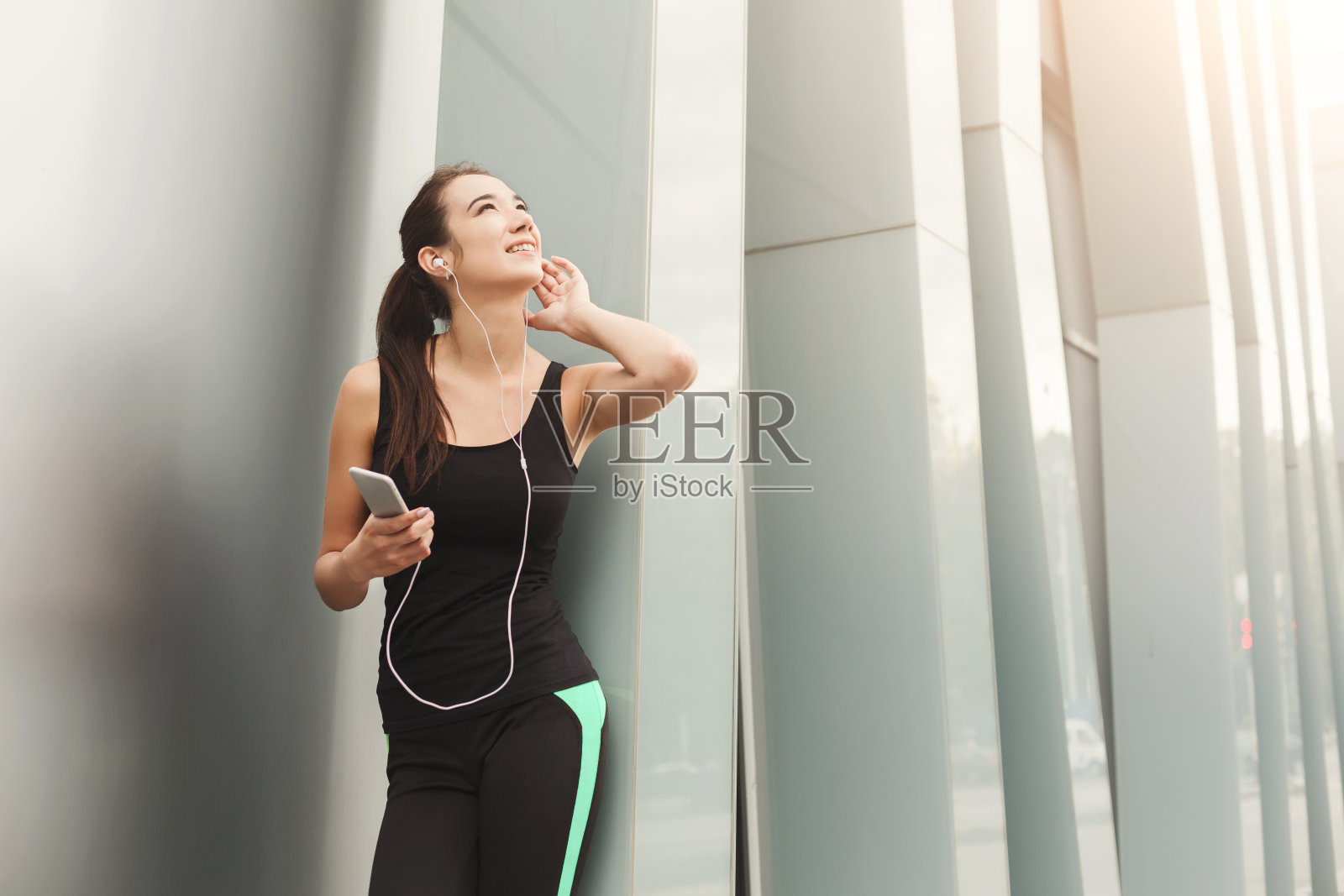 运动后休息的快乐的运动型妇女照片摄影图片