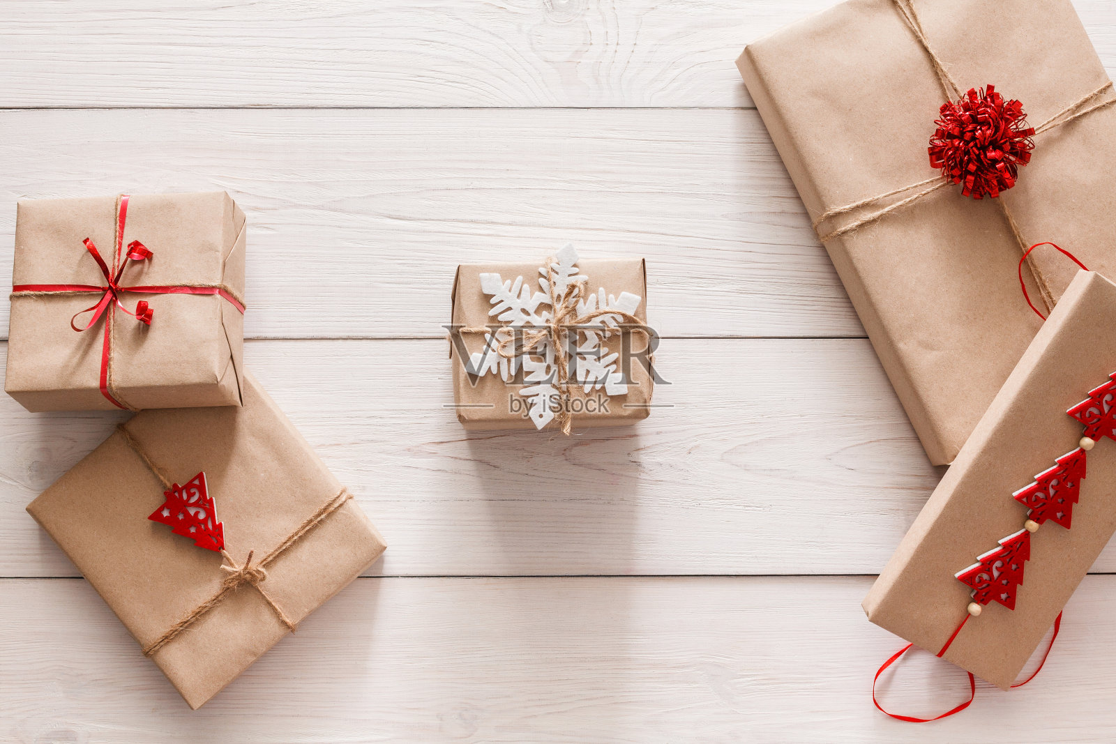 用手工麻线包装的圣诞礼物盒子照片摄影图片