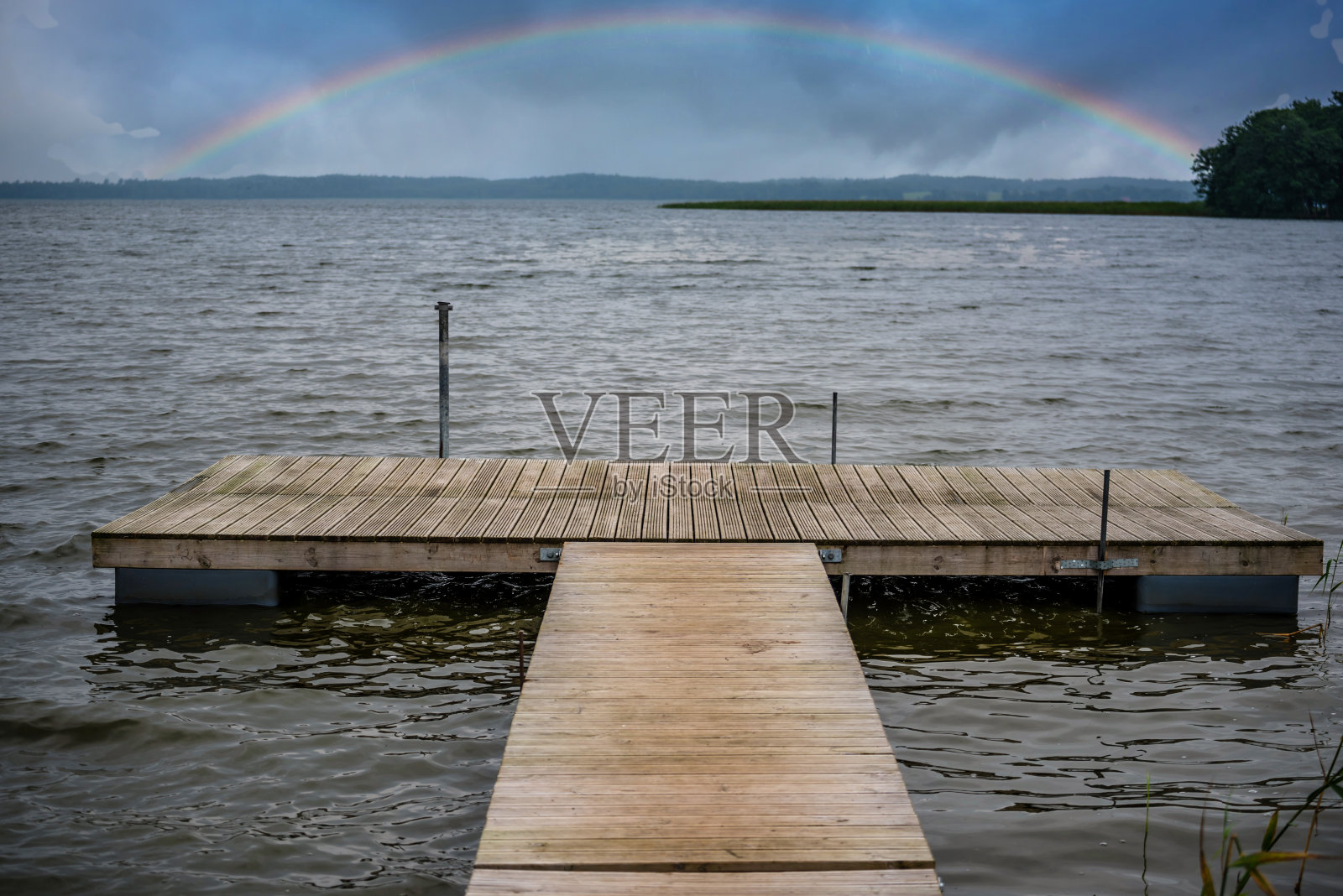 拉脱维亚湖上彩虹倒影的码头照片摄影图片