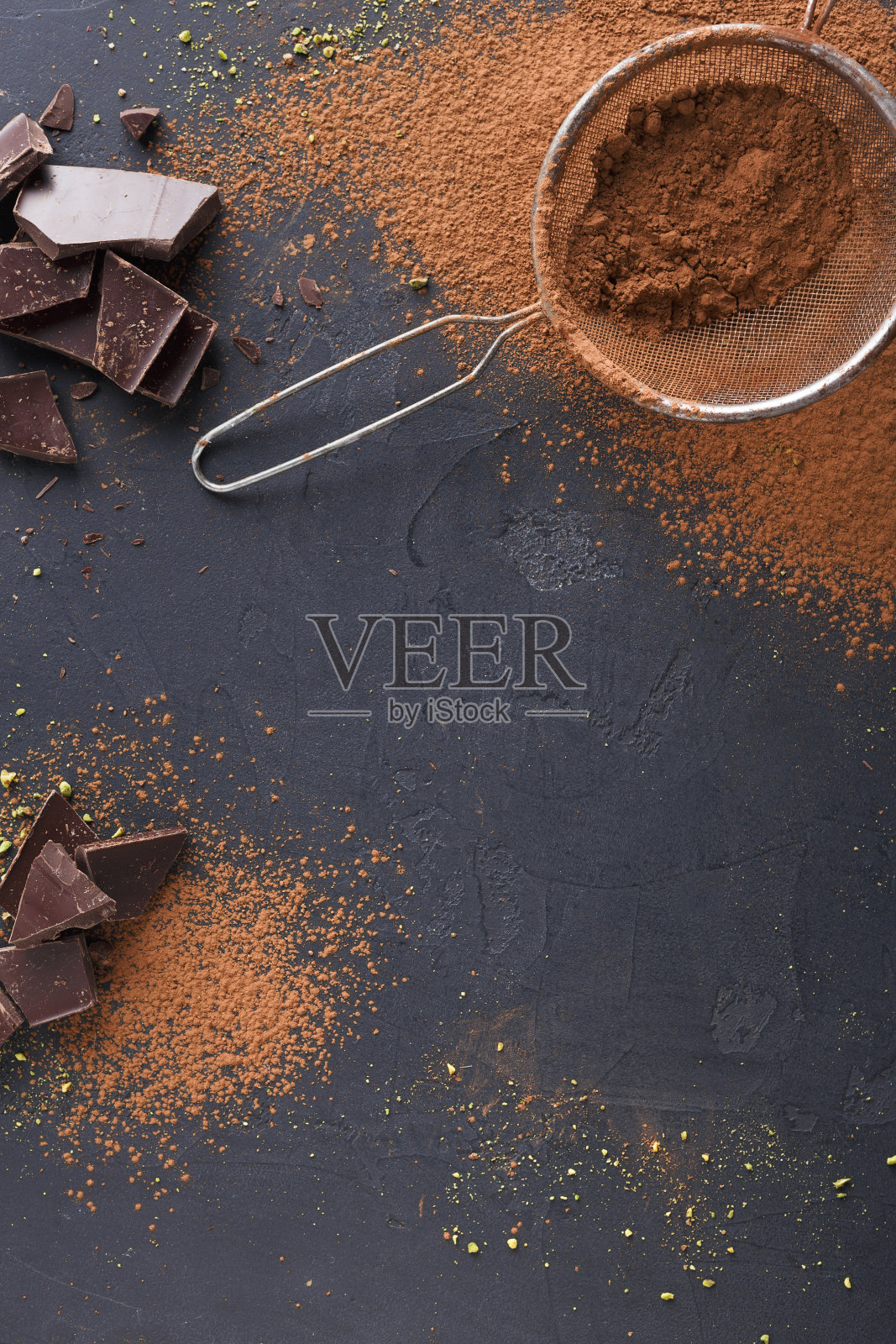 用筛子筛过的可可粉，背景为黑色照片摄影图片
