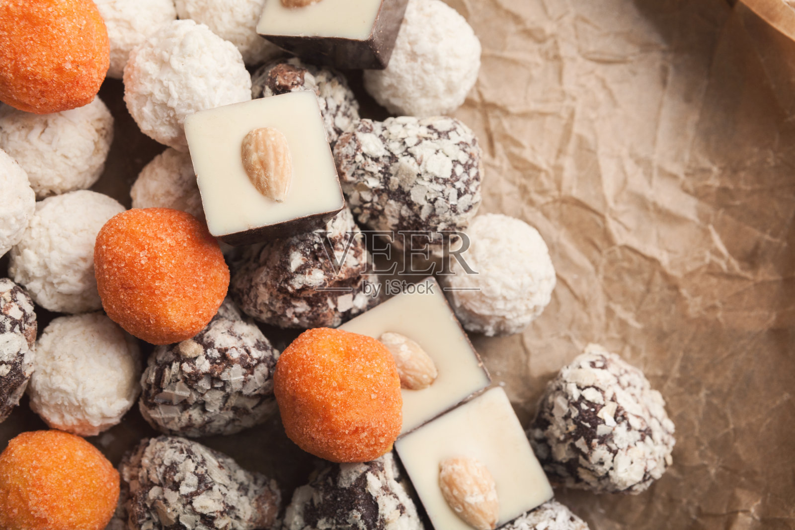 各种巧克力松露拼盘照片摄影图片