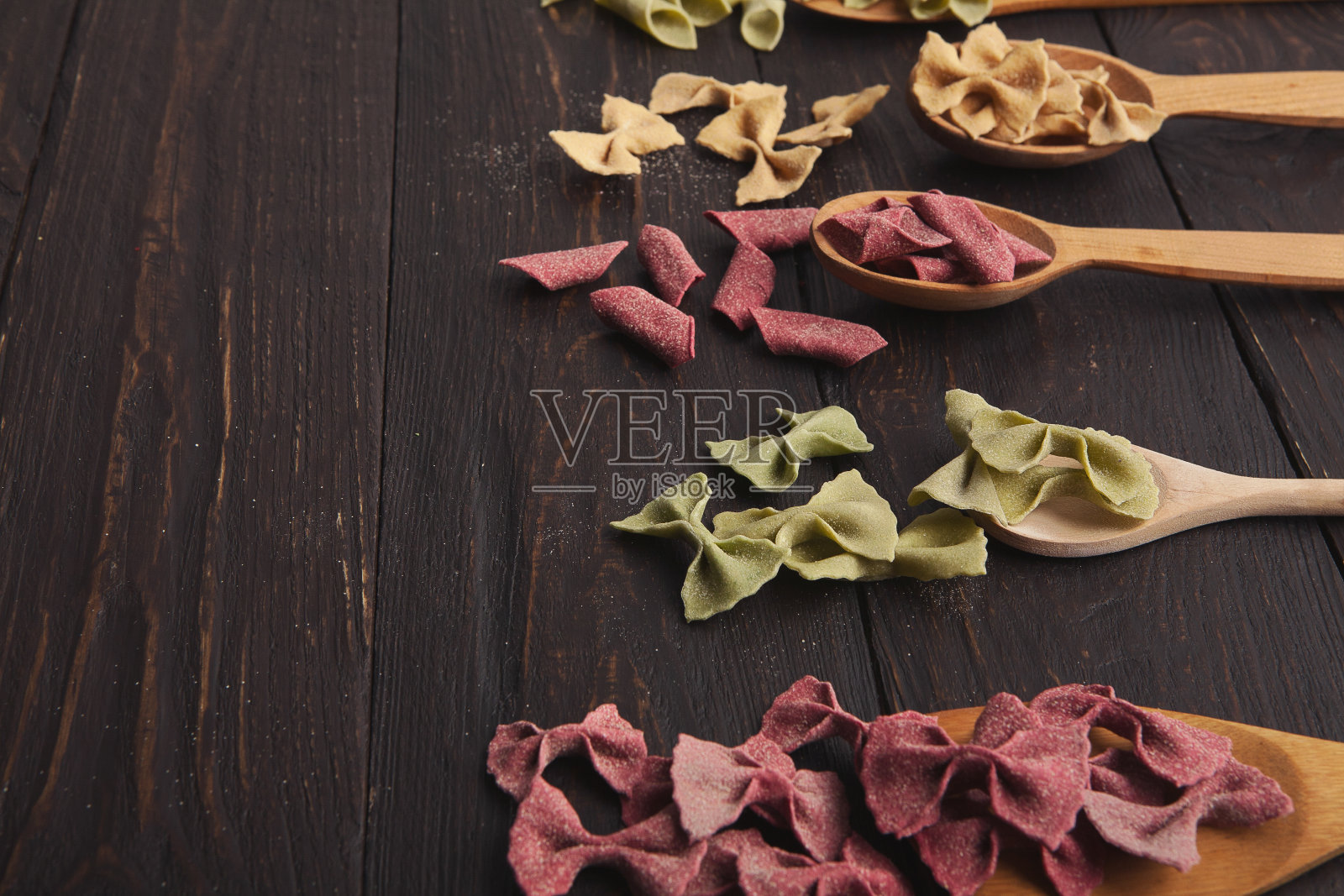 木桌上摆放各色意面，拷贝空间照片摄影图片