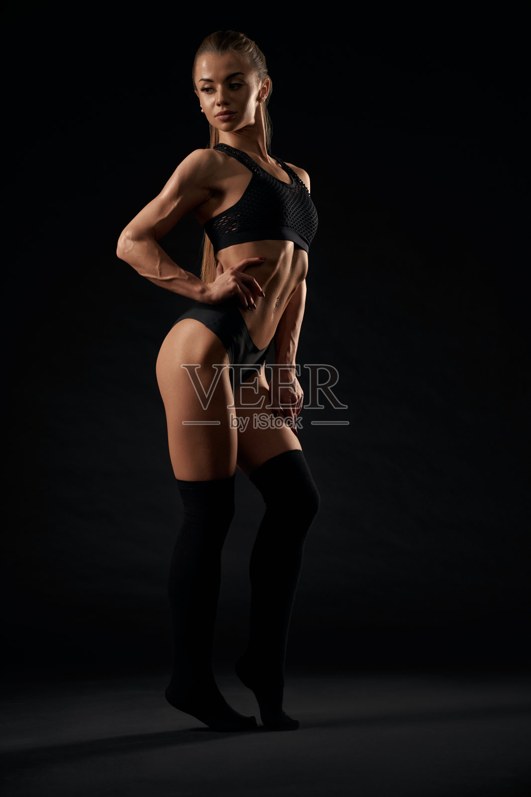 性感的女人在内衣孤立的黑色。照片摄影图片