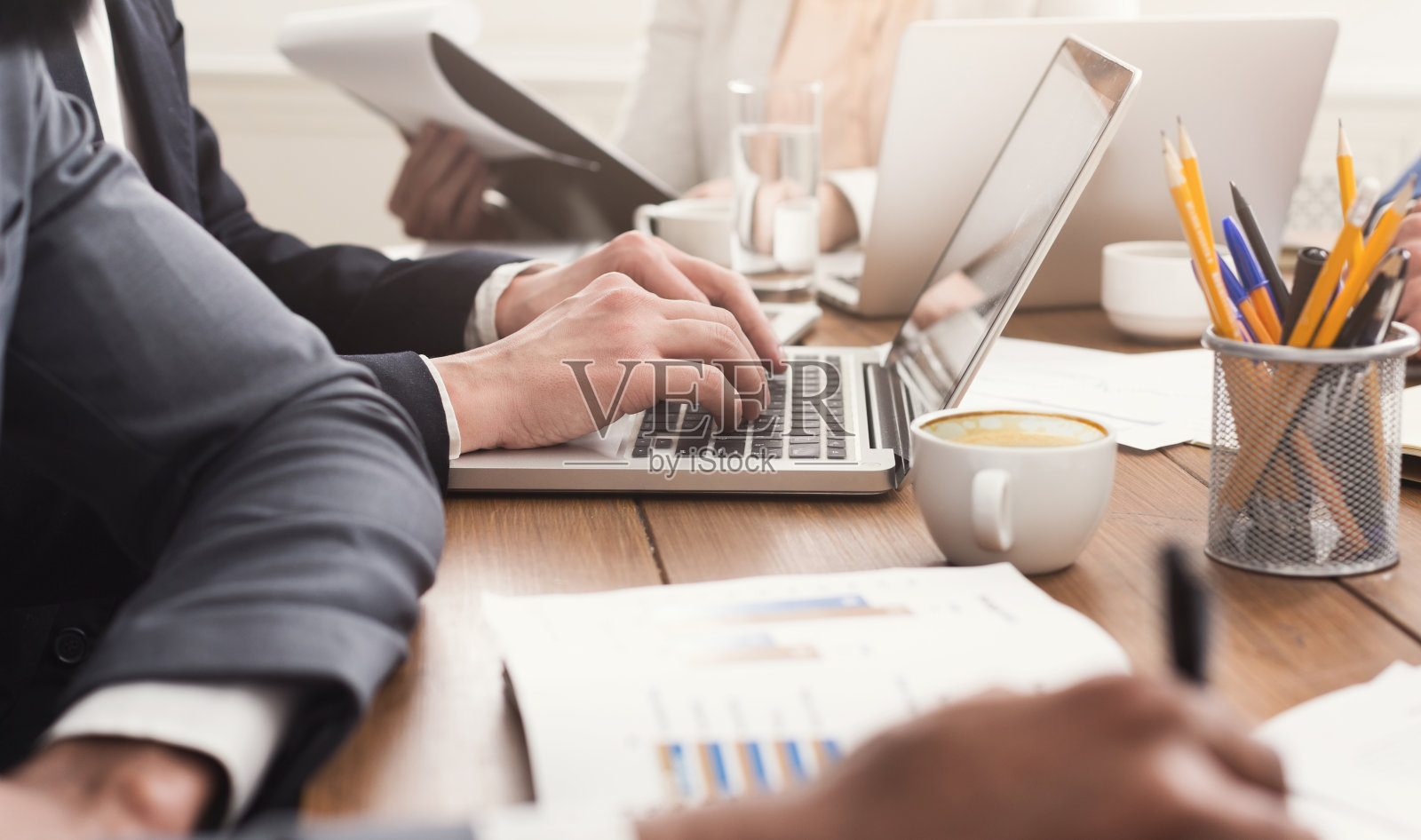 软件开发公司的程序员照片摄影图片