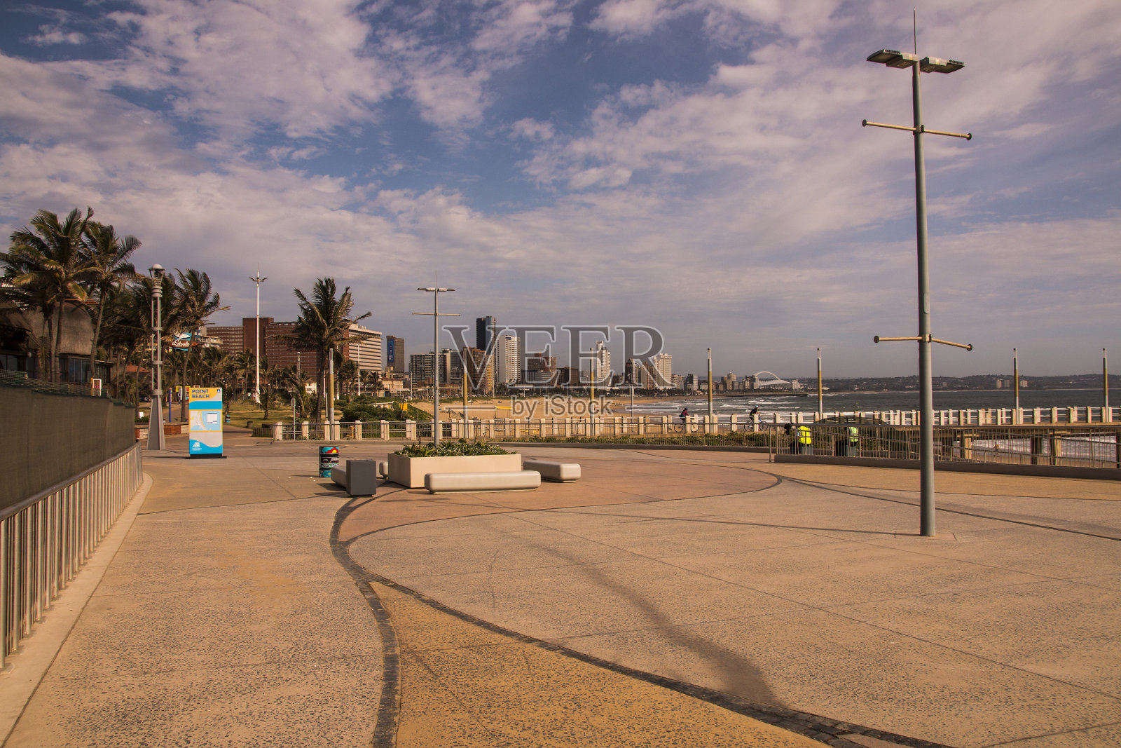 清晨，在德班的黄金大道照片摄影图片