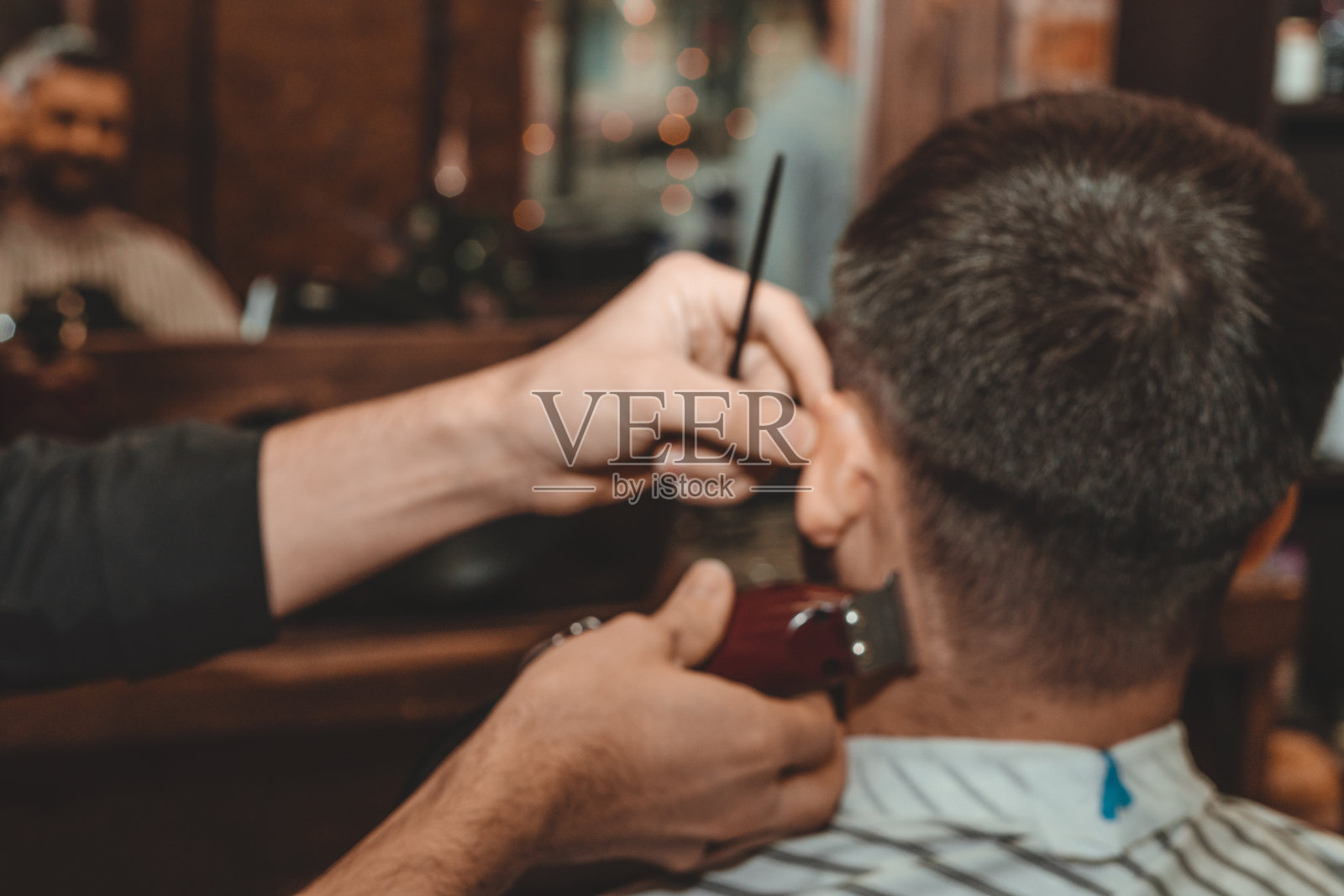 理发店男士理发照片摄影图片