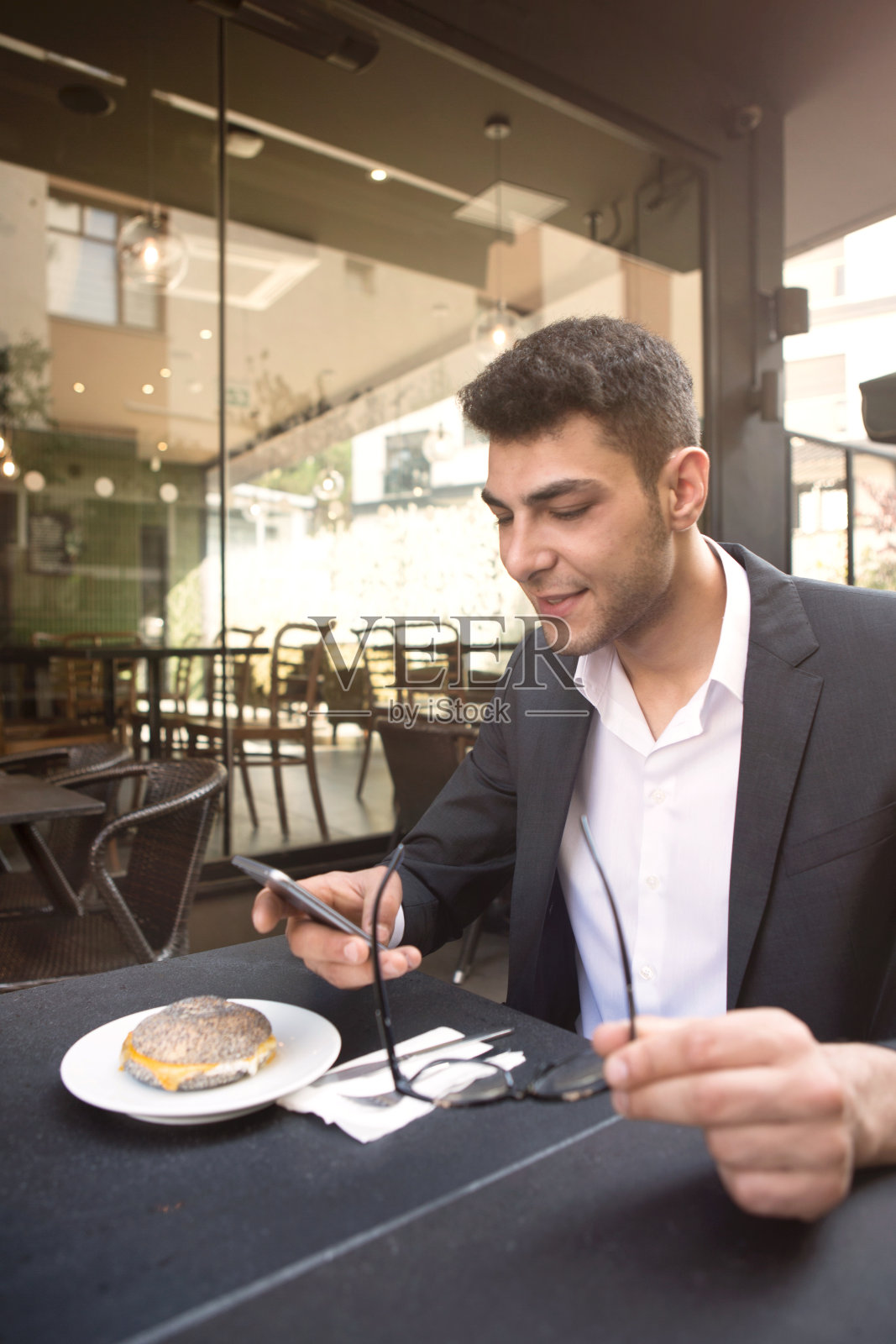 在咖啡馆工作。商业生活。照片摄影图片