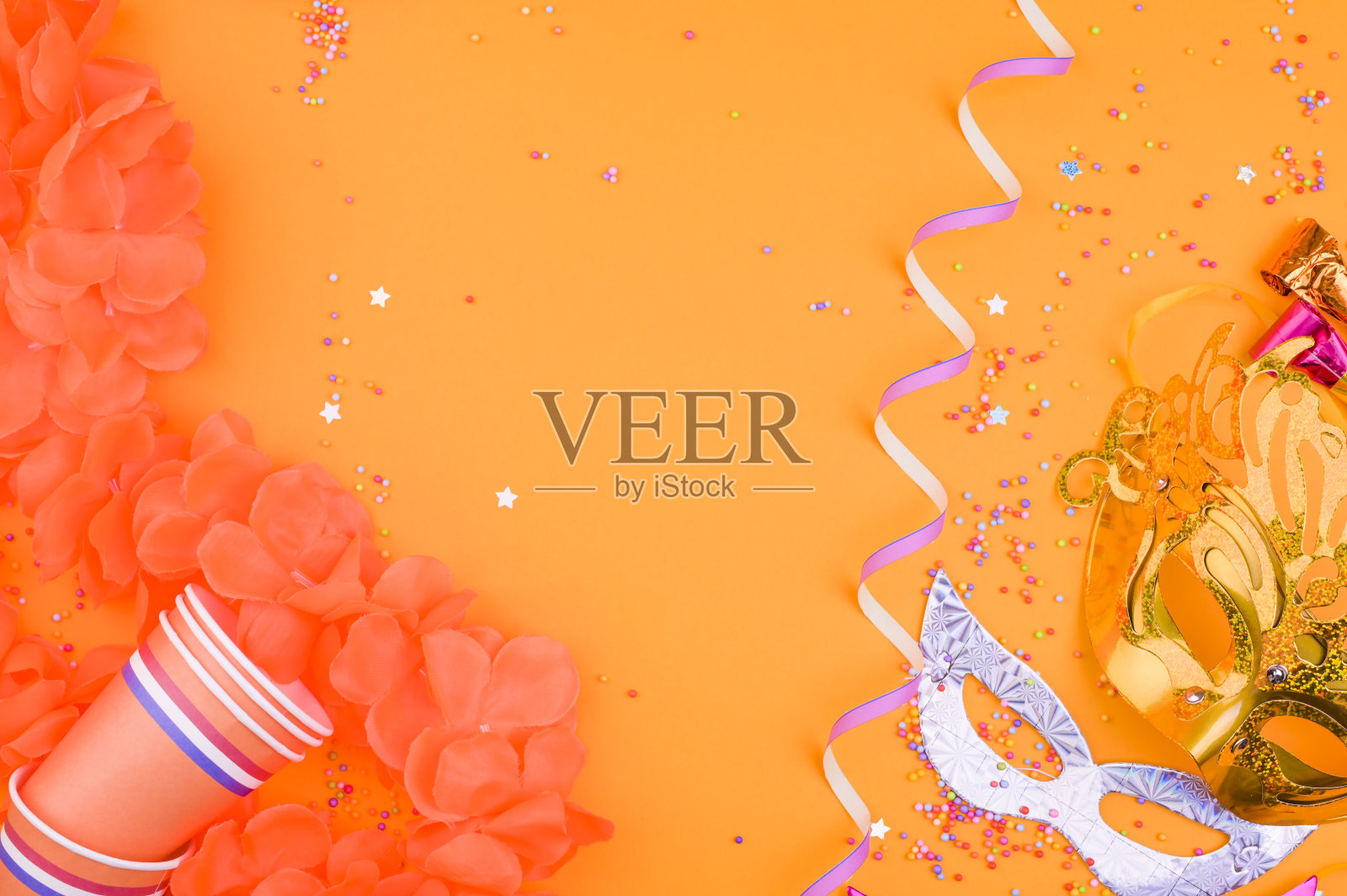 荷兰国王日传统庆典装饰，黄色背景上的狂欢节装饰，文字的自由空间，扁平风格照片摄影图片