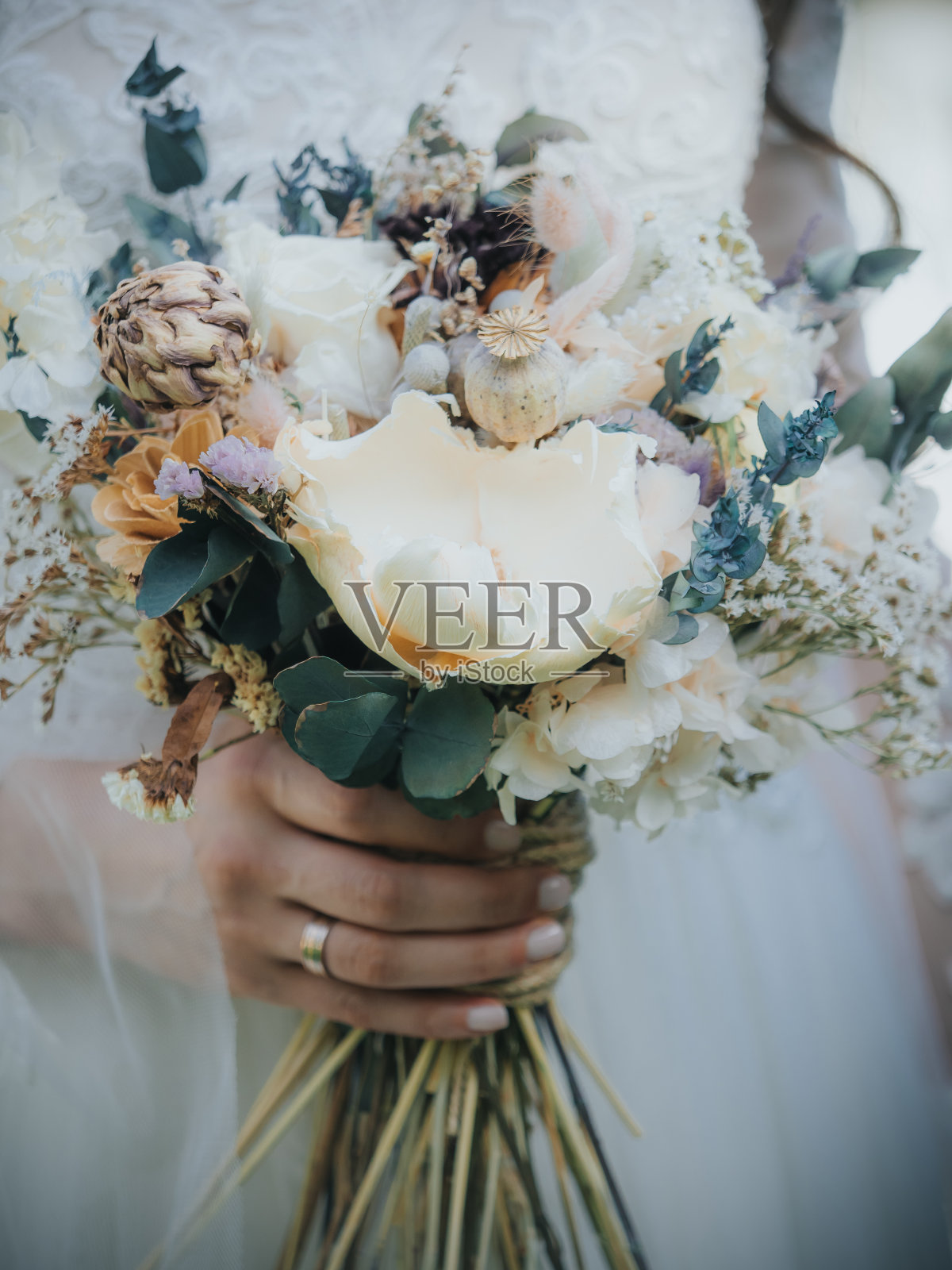 新娘手捧新娘鲜花照片摄影图片