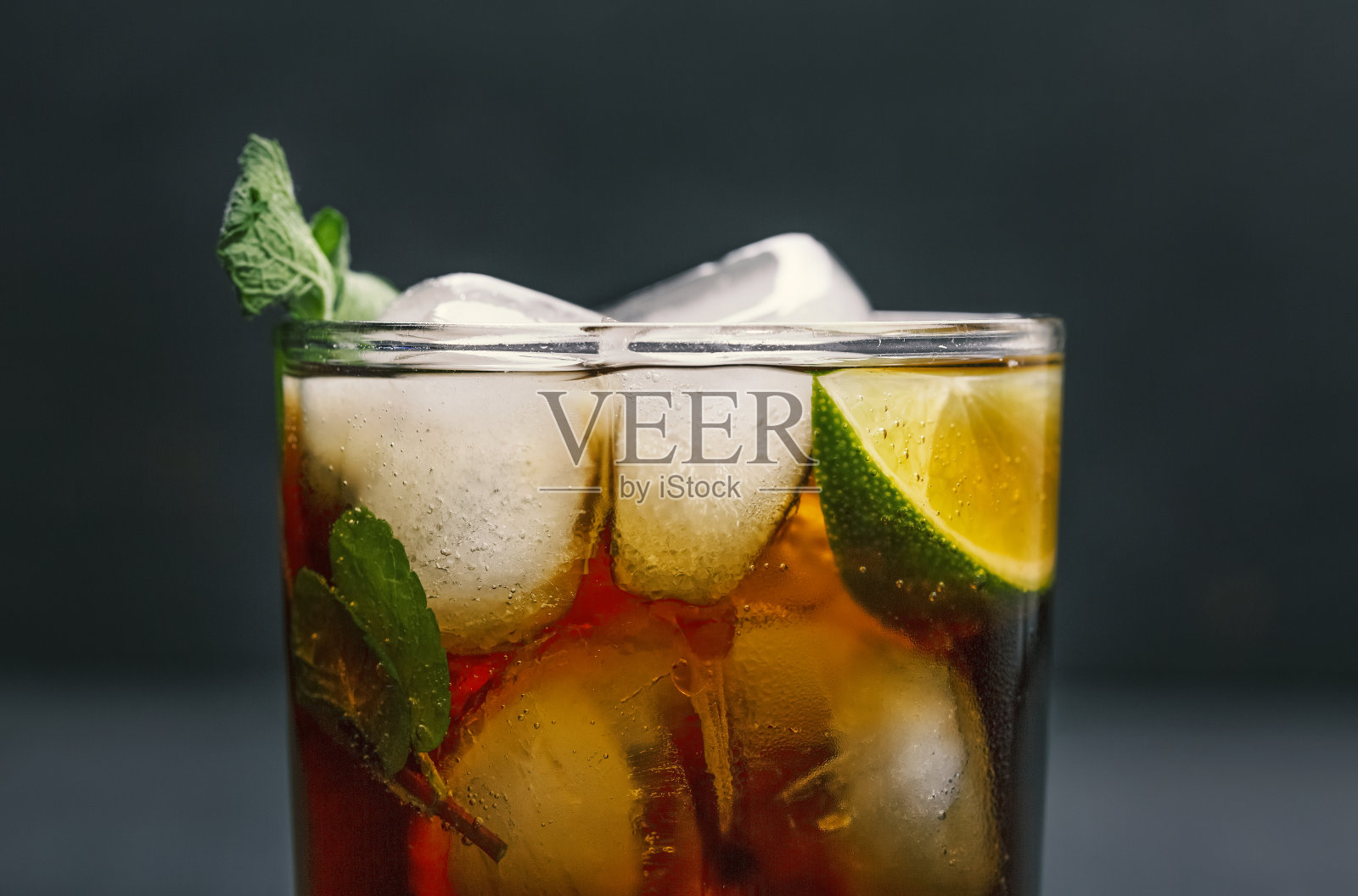 软饮料、冰茶、冰块、酒杯、朗姆酒、可口可乐、苏打水、碳酸饮料照片摄影图片