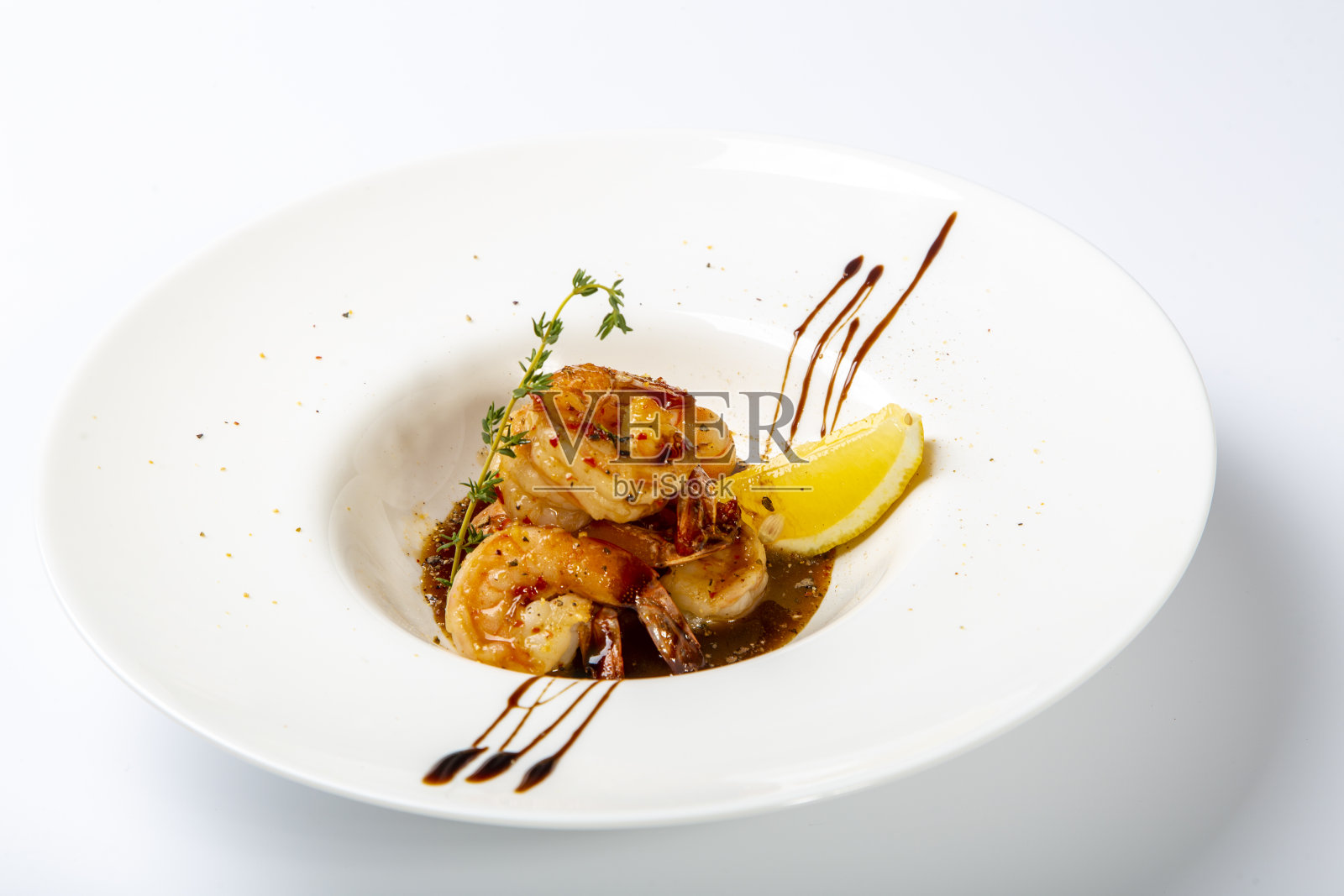 炸虎虾尾配照烧酱。白色背景上的盘子照片摄影图片