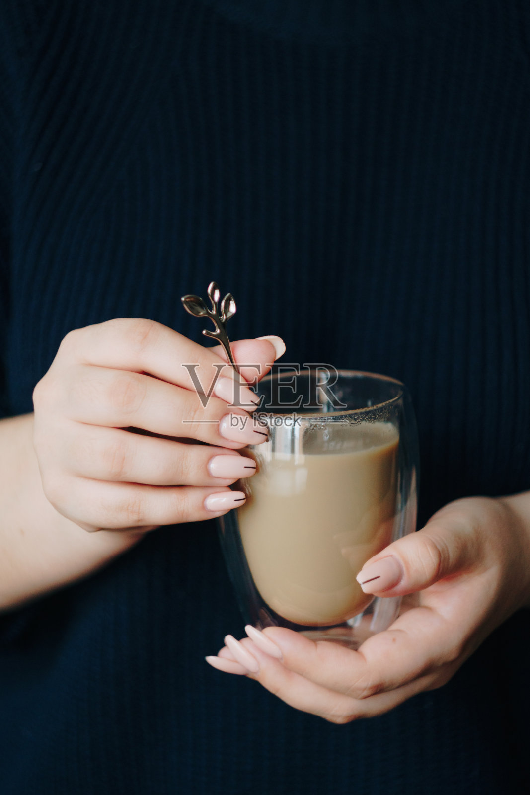 双手捧着热咖啡的女孩照片摄影图片