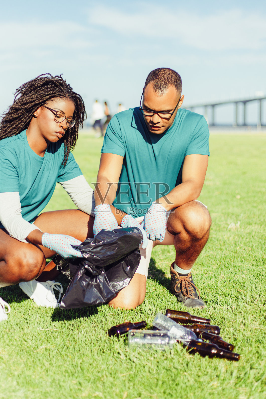 清洁工在户外捡瓶子照片摄影图片