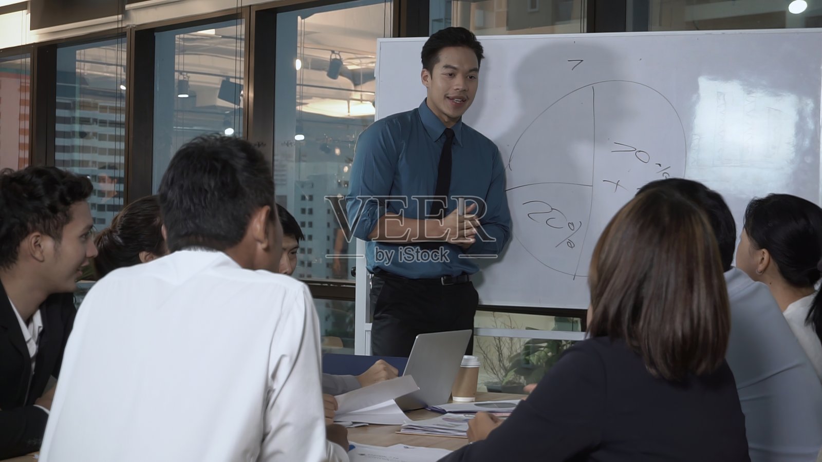 亚洲商务人士讨论市场策略。照片摄影图片