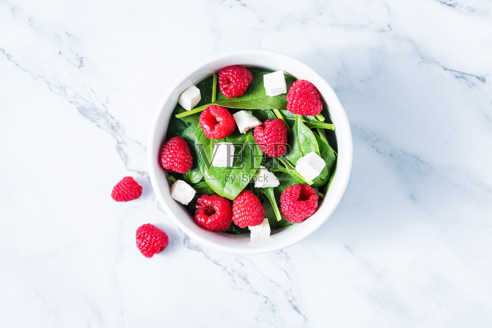 碗里的菠菜覆盆子菲达沙拉照片摄影图片